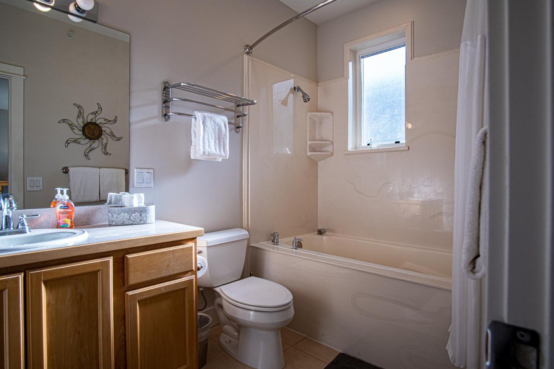 Snow Star Skylight - 3BD 3BA - Hot Tub, Gym, Walk to Ski!