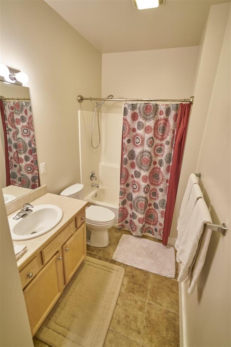 SnowStar Hideaway - Hot Tub, Gym, Walk to Ski Lift