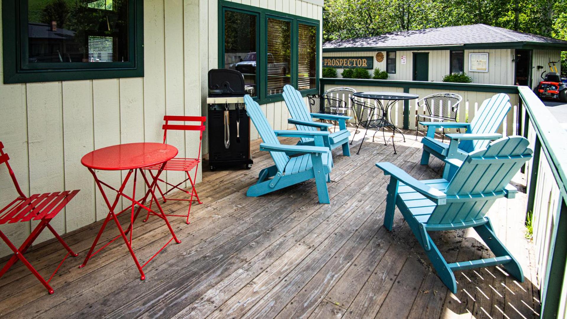Warm Springs Condo - pool, hot tub, walk to ski lifts!