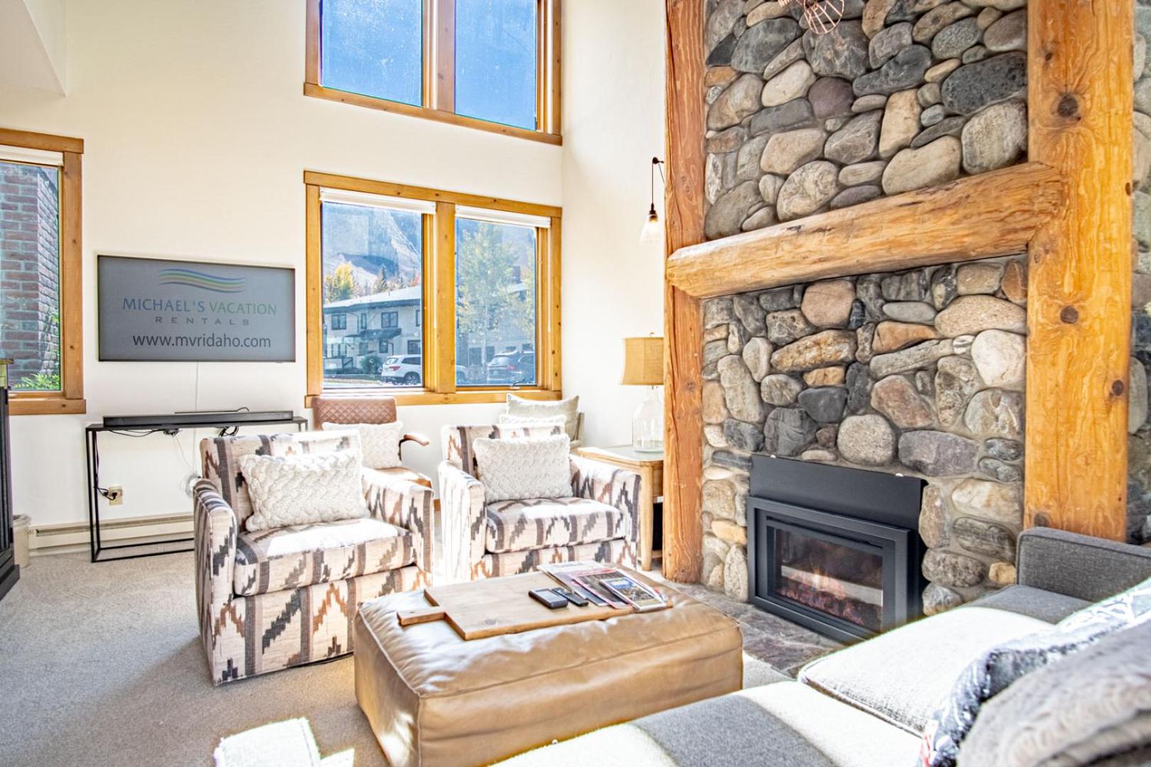 Warm Springs Condo - pool, hot tub, walk to ski lifts!