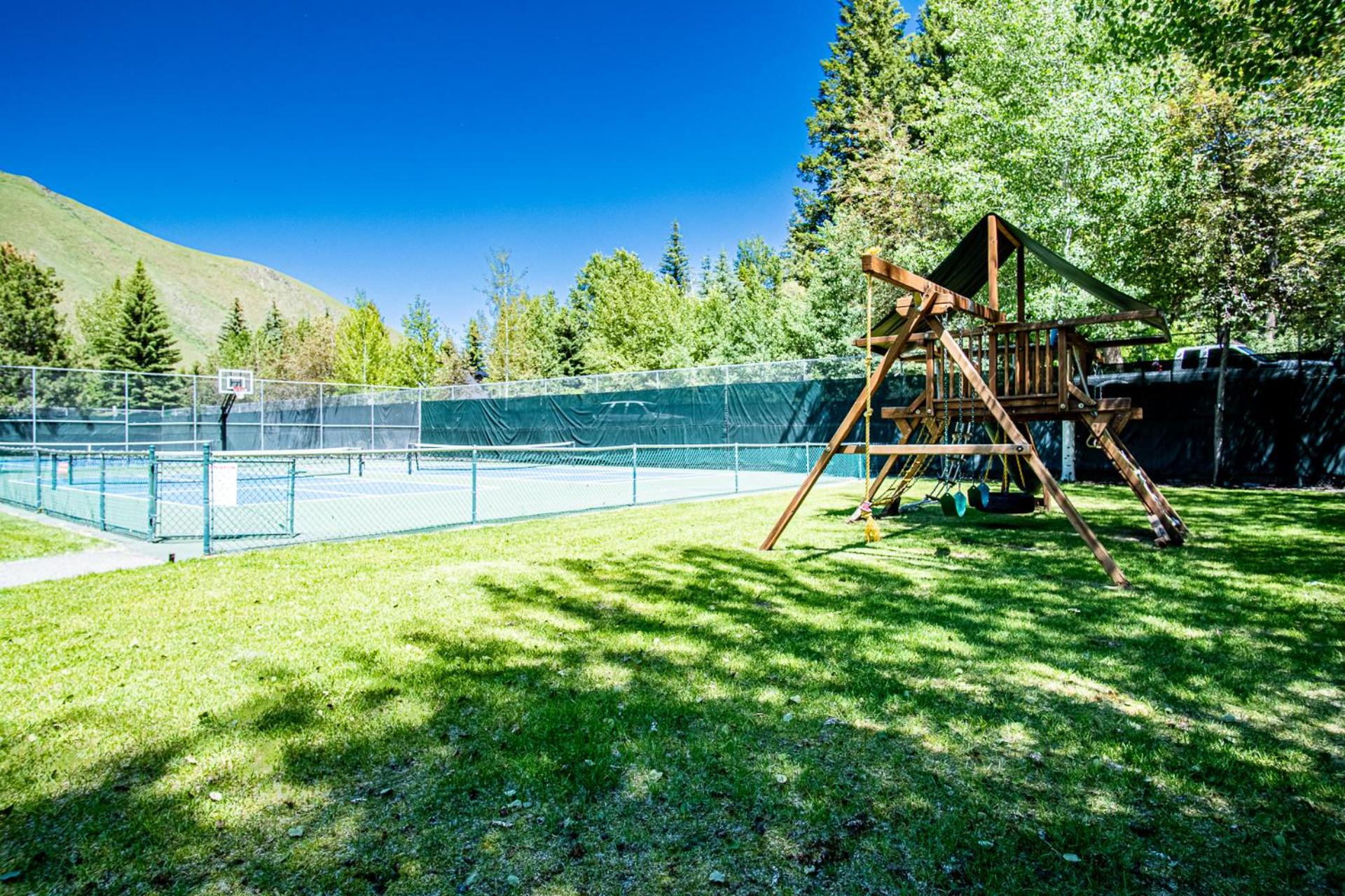 Warm Springs Condo - pool, hot tub, walk to ski lifts!