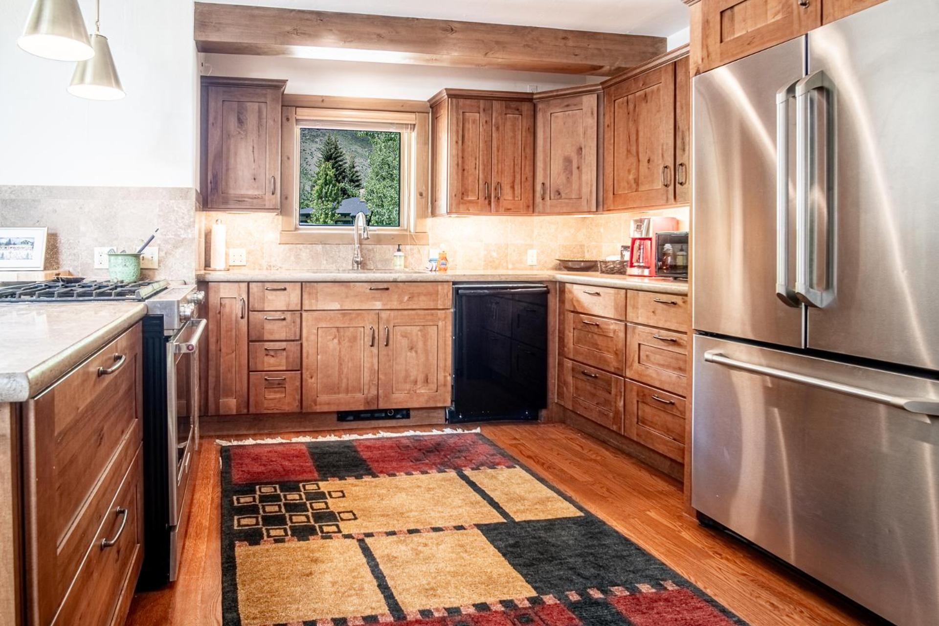 Warm Springs Condo - pool, hot tub, walk to ski lifts!