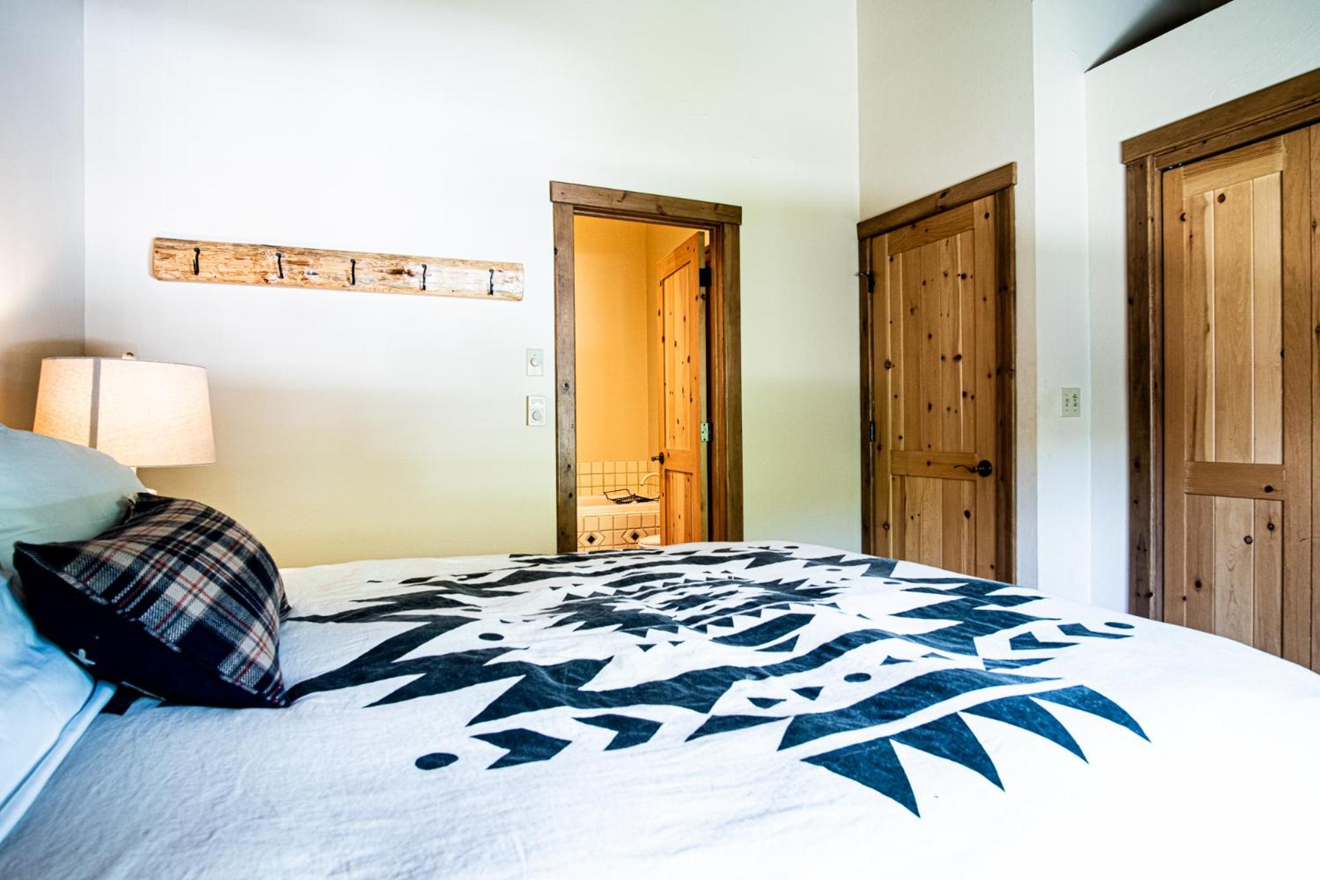 Warm Springs Condo - pool, hot tub, walk to ski lifts!