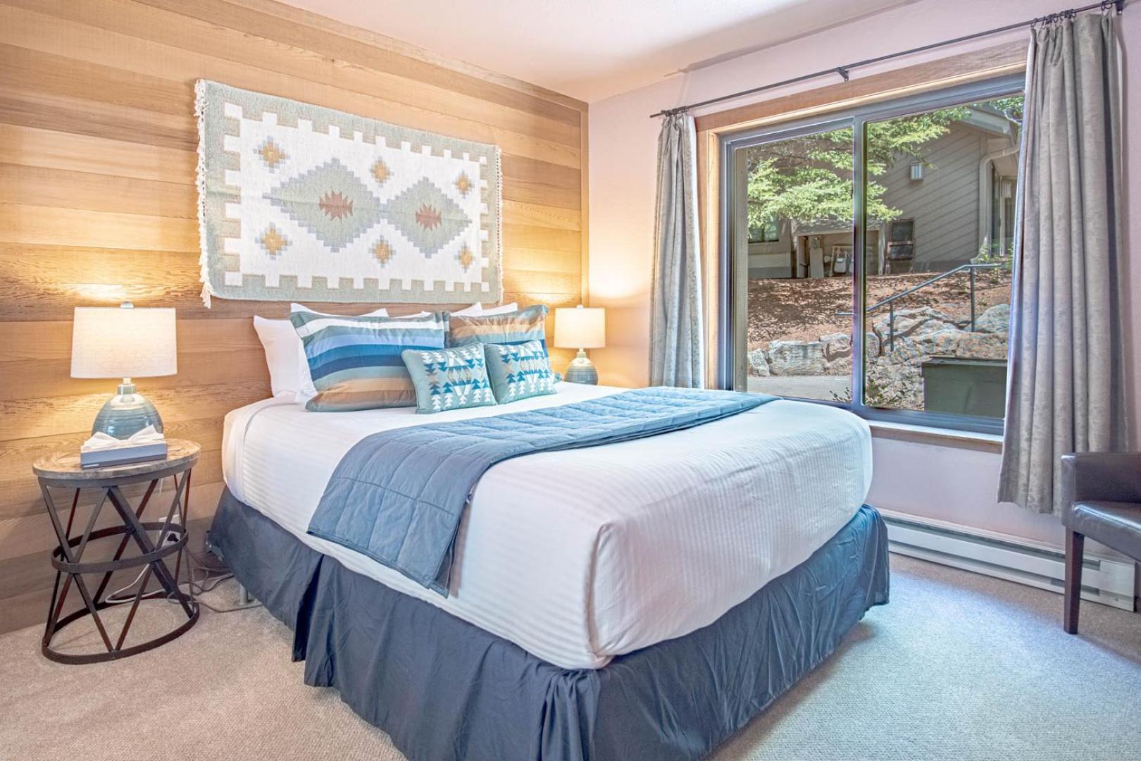 Snow Creek 1557 - Pool & Hot Tub + Ski-in/Ski-out