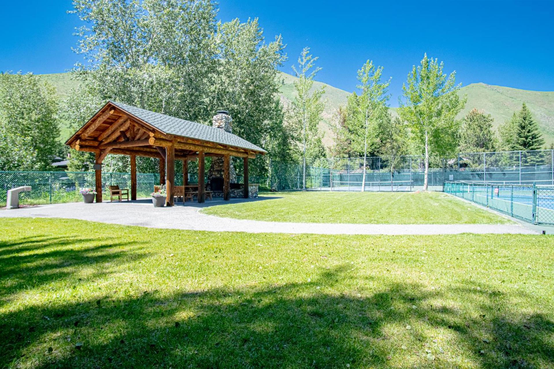 Warm Springs Condo - pool, hot tub, walk to ski lifts!