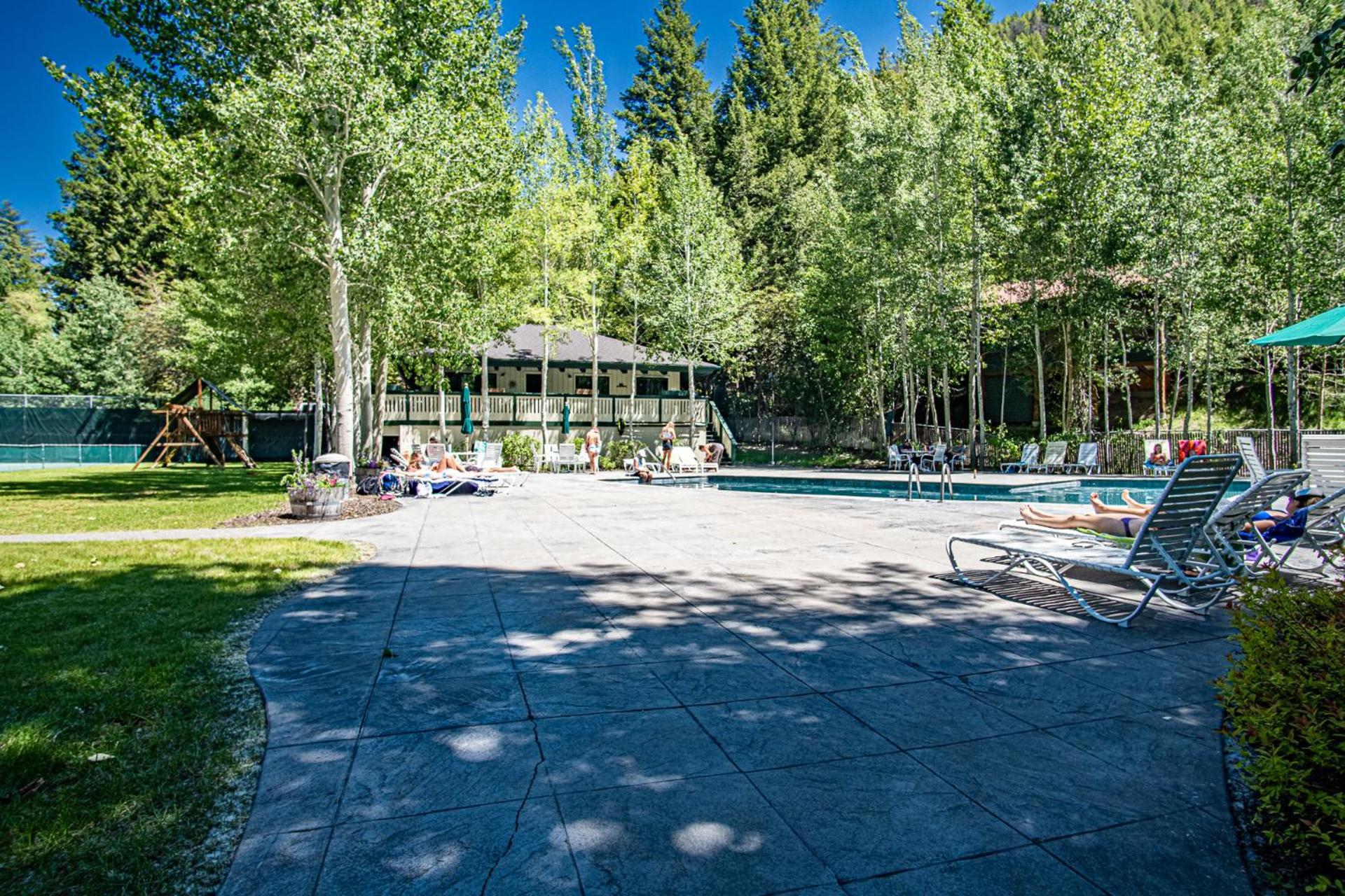 Warm Springs Condo - pool, hot tub, walk to ski lifts!