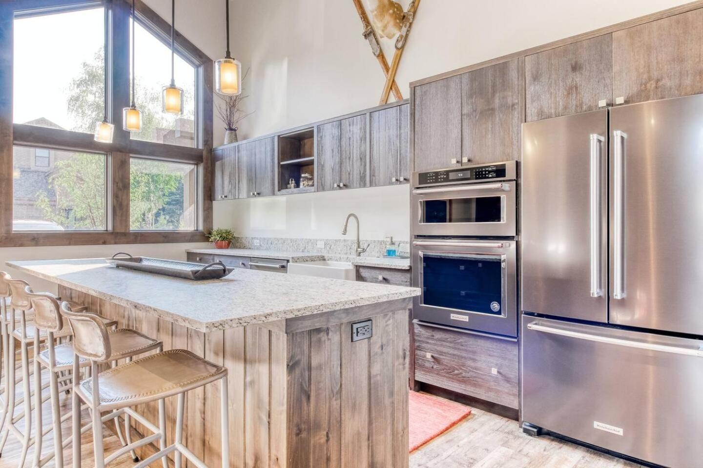 Snow Creek 1557 - Pool & Hot Tub + Ski-in/Ski-out