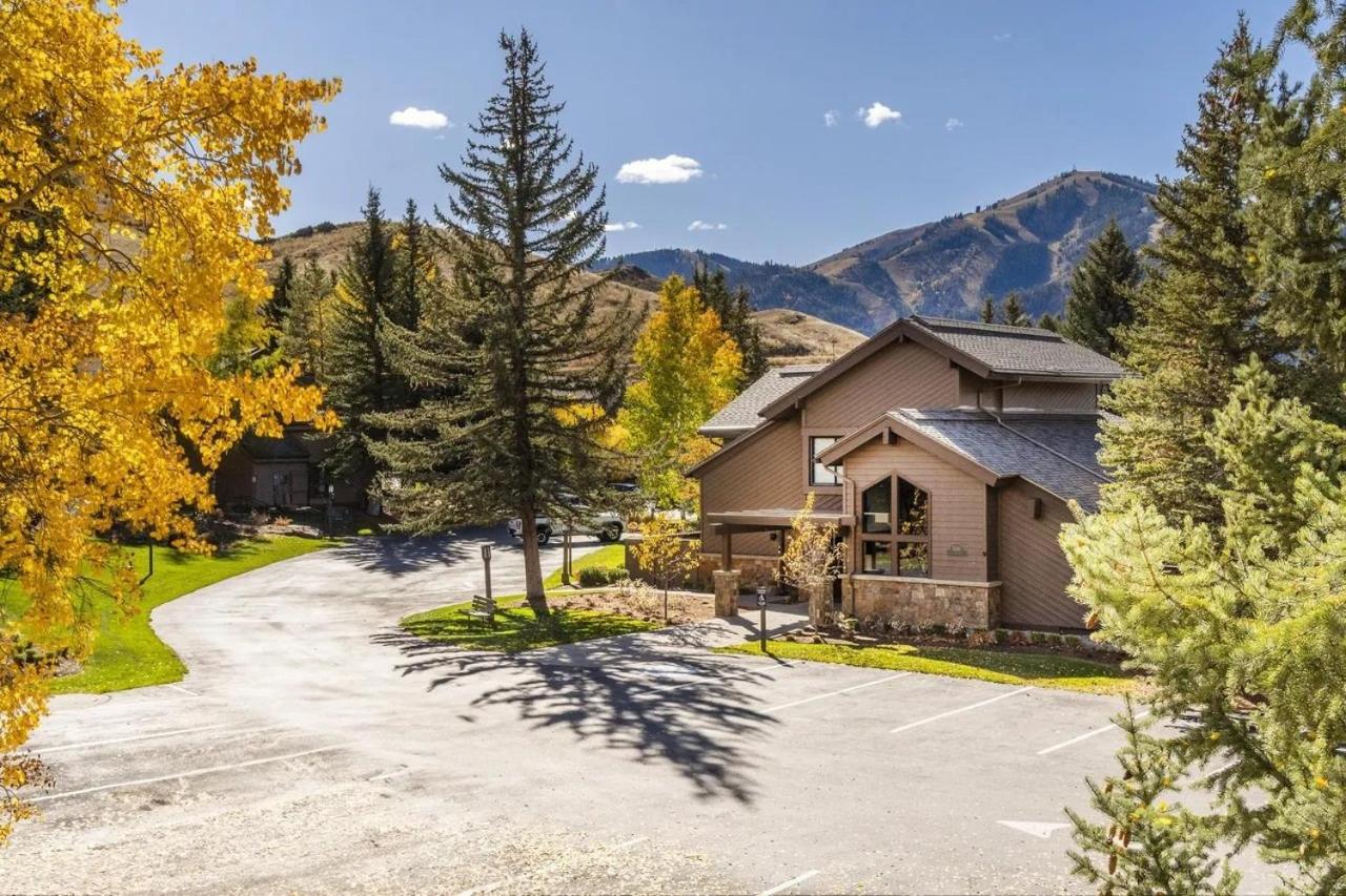 Snow Creek 1541 - Ski-in/Ski-out + Pool & Hot Tub