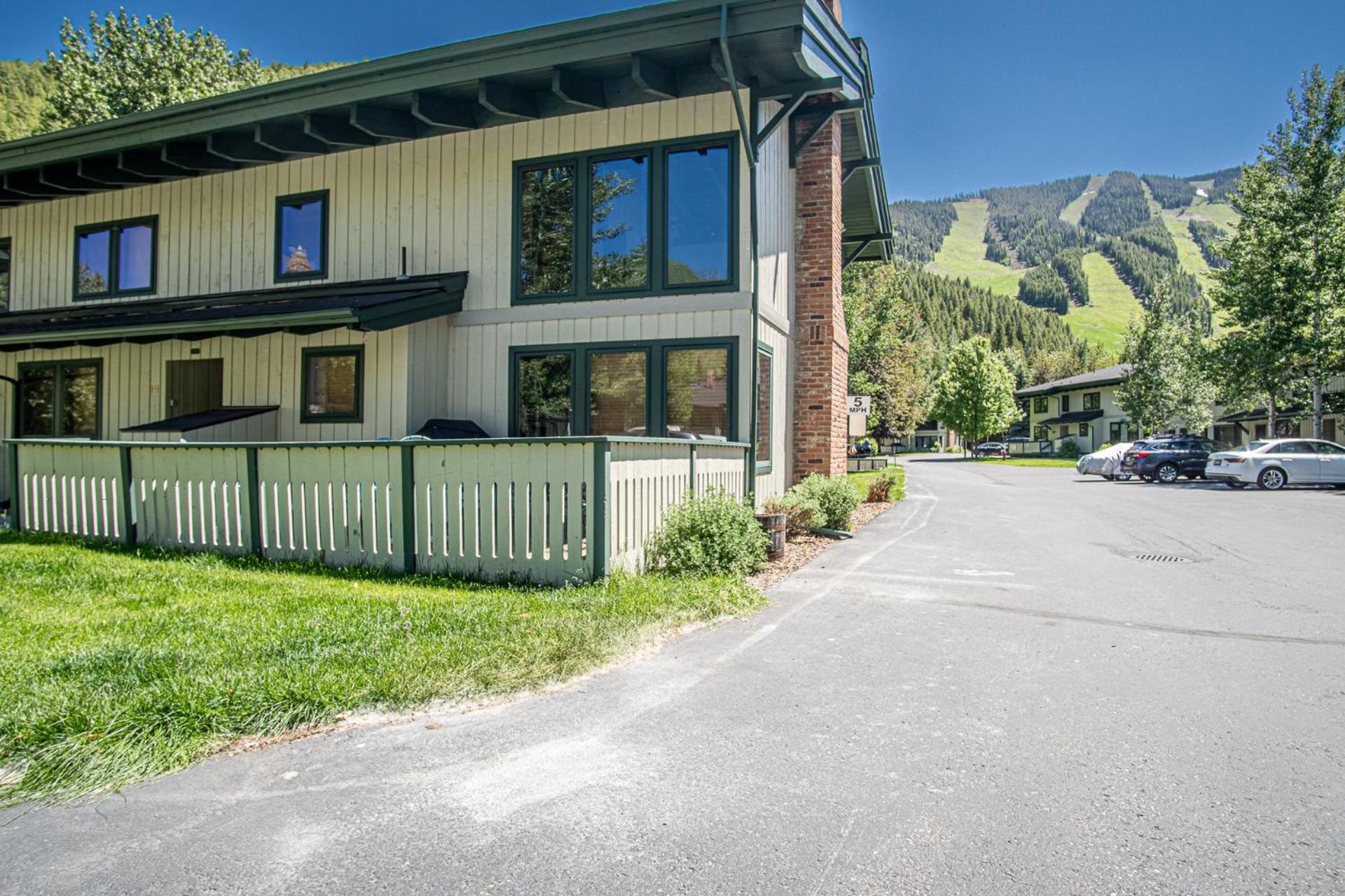 Warm Springs Condo - pool, hot tub, walk to ski lifts!