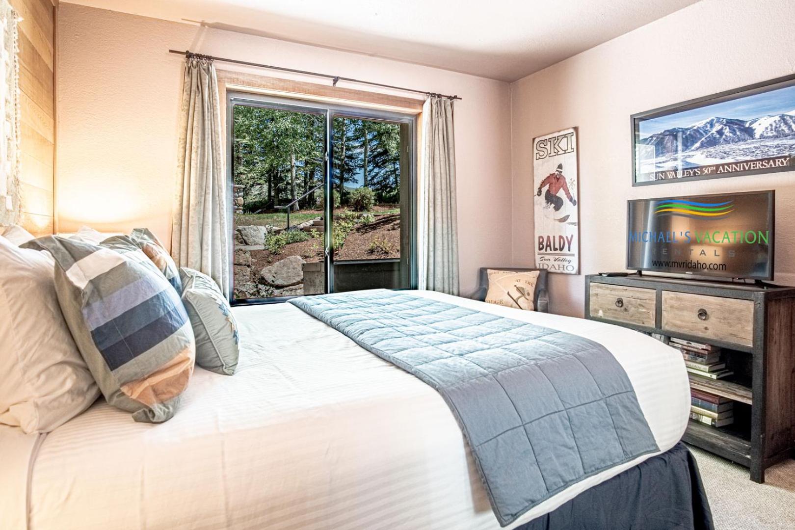 Snow Creek 1557 - Pool & Hot Tub + Ski-in/Ski-out