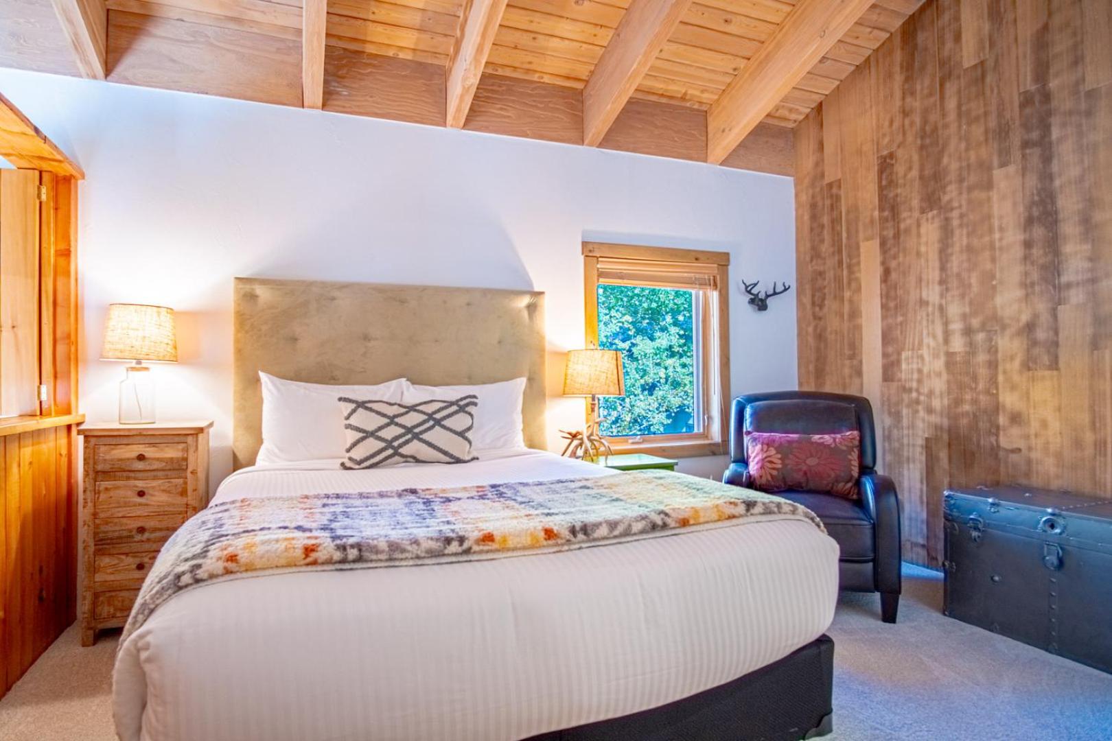 Warm Springs Condo - pool, hot tub, walk to ski lifts!