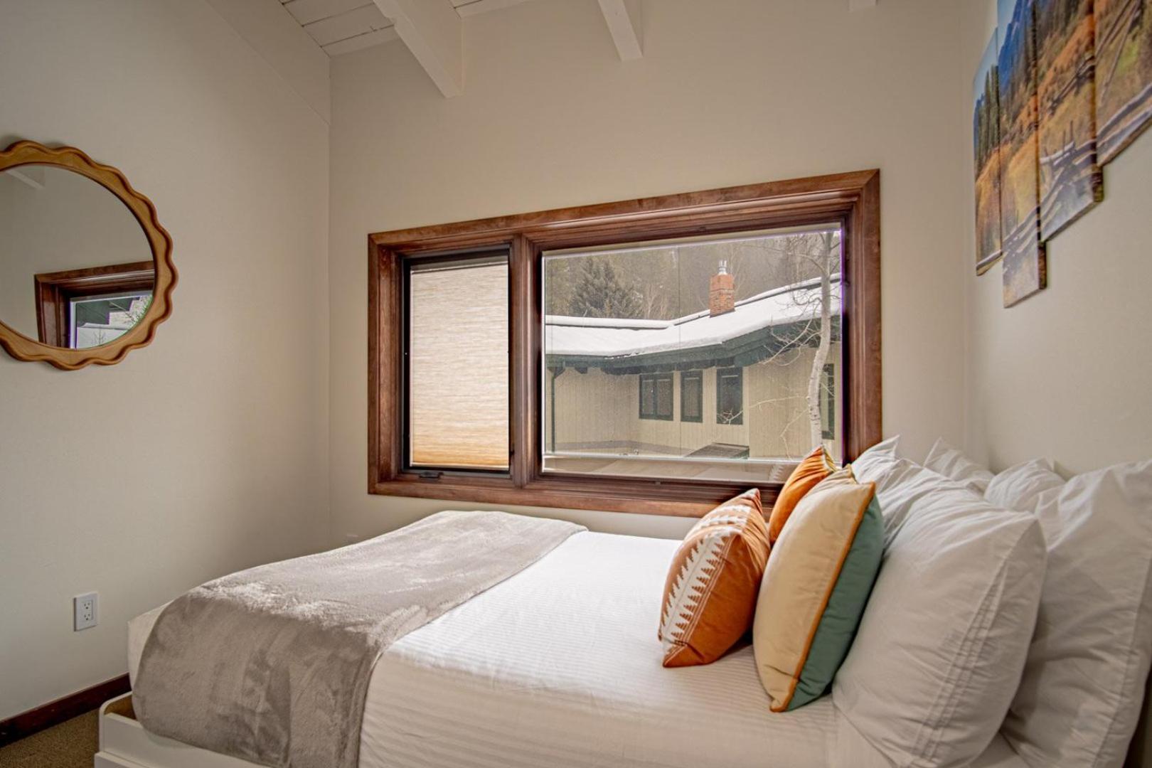 3BD Warm Springs Ski Condo - Hot Tub, Walk to Ski Lifts!