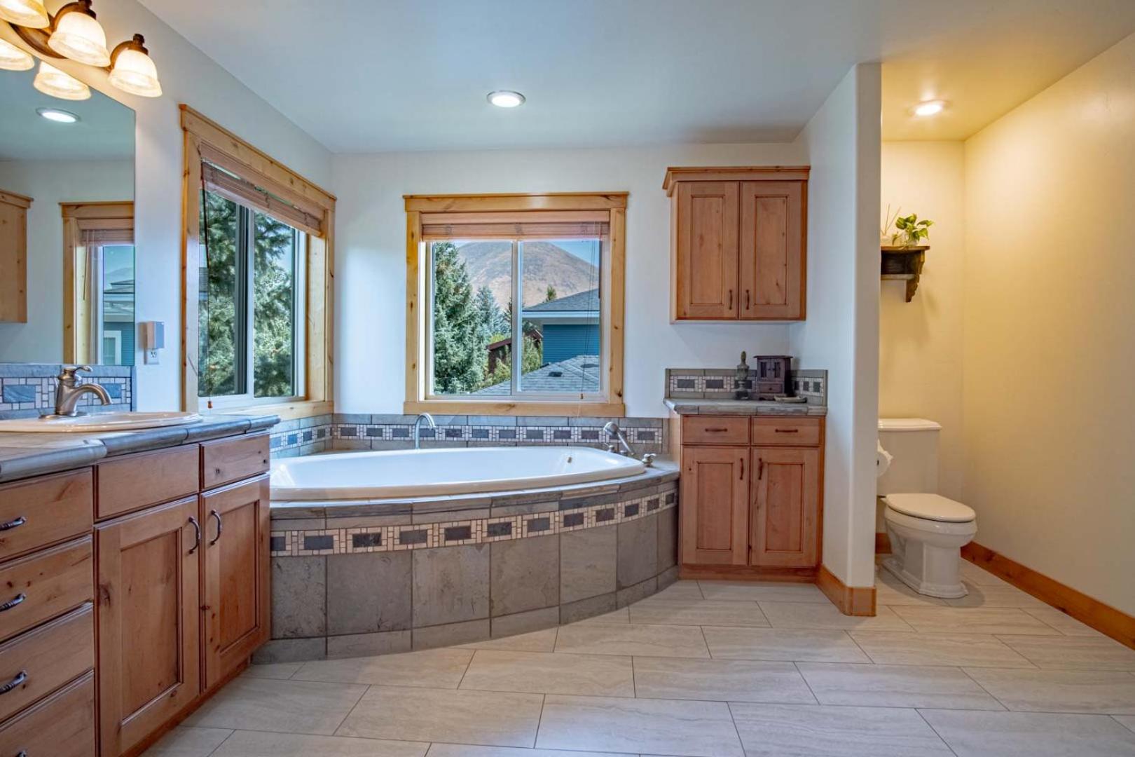 Cranbrook Cottage - Family Home + Hot Tub + Pool Table