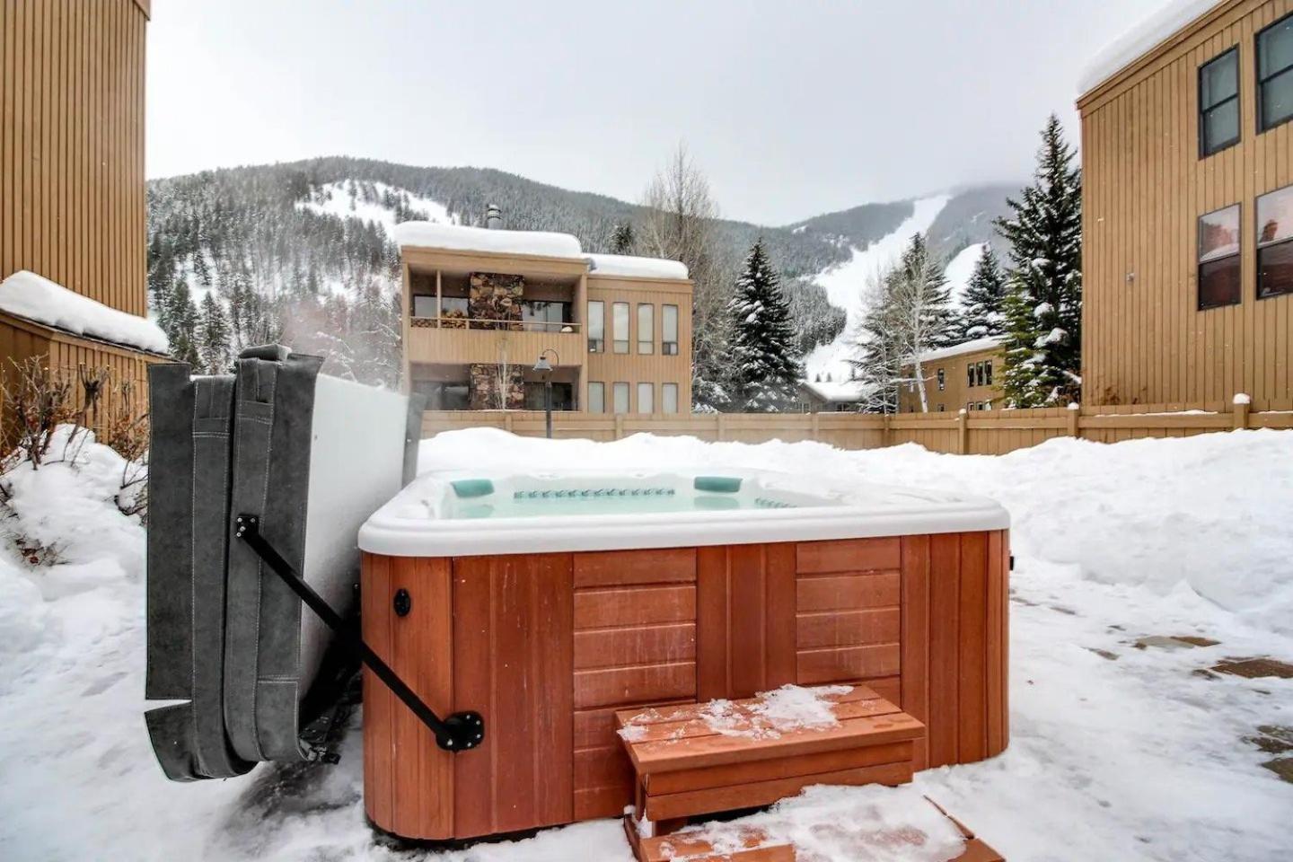 Sawtooth Ski Condo - Hot Tub + Walk to Ski Slopes!