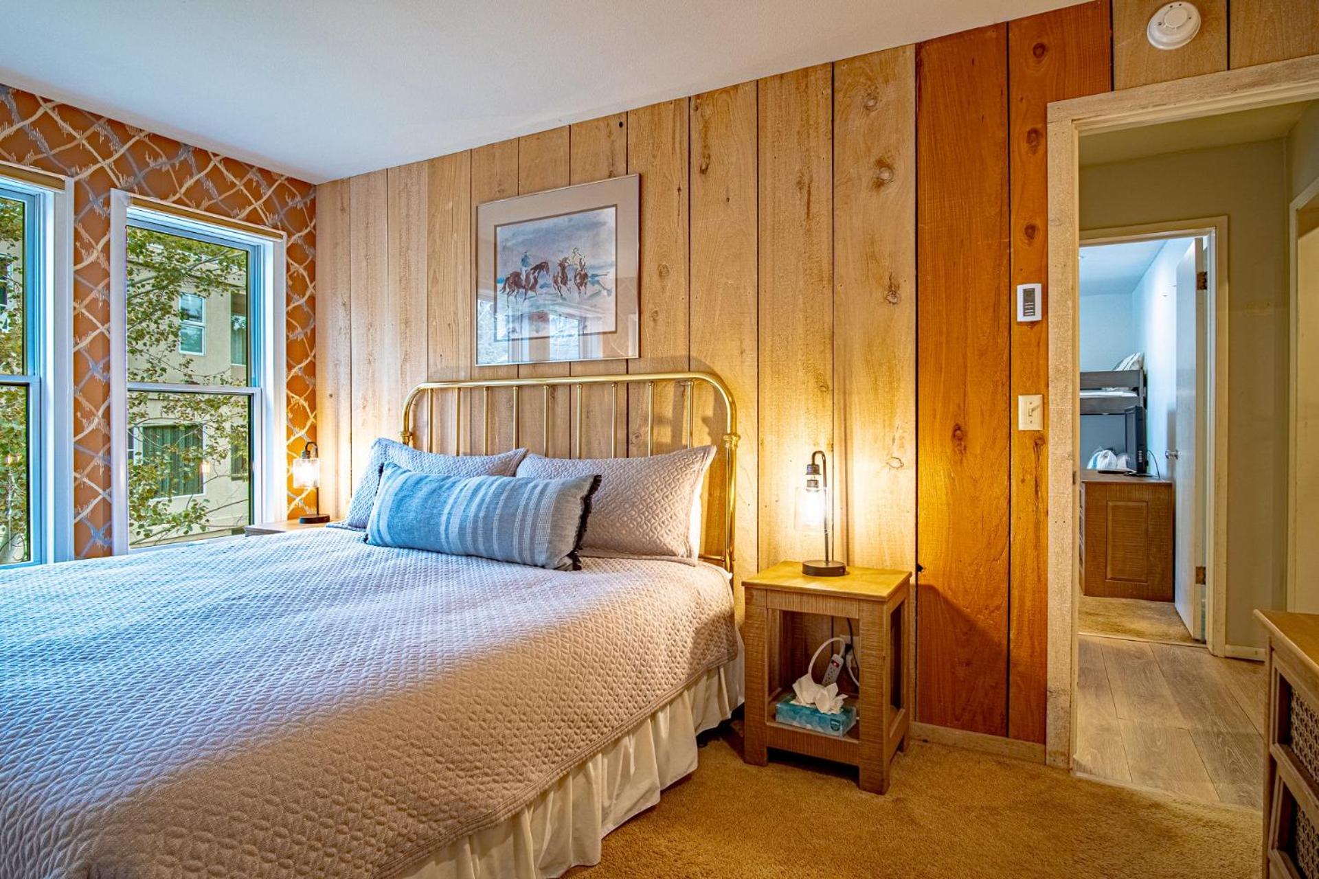 Sawtooth Ski Condo - Hot Tub + Walk to Ski Slopes!