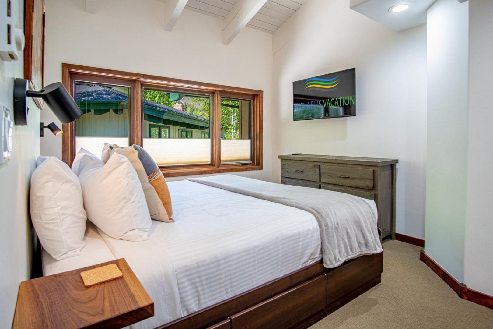 3BD Warm Springs Ski Condo - Hot Tub, Walk to Ski Lifts!