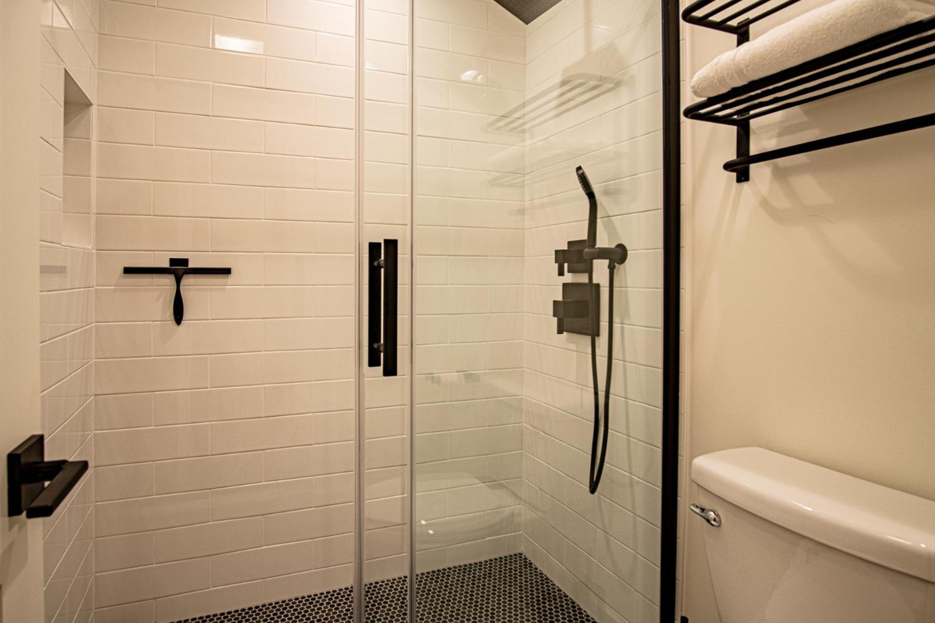 Classy, contemporary, cozy, Sun Valley con with Community & Resort Amenities