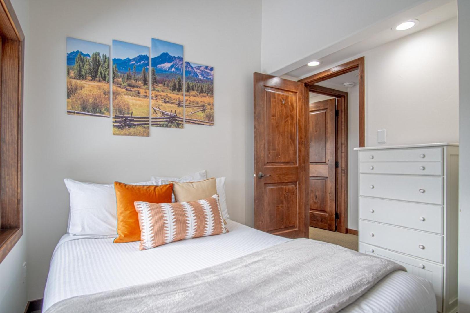 3BD Warm Springs Ski Condo - Hot Tub, Walk to Ski Lifts!