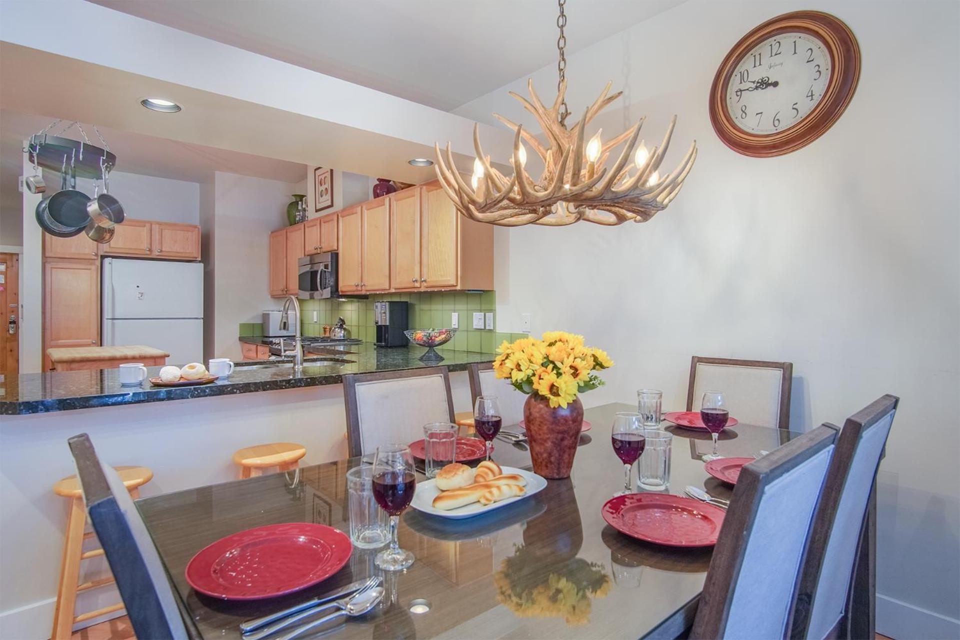 SnowStar Hideaway - Hot Tub, Gym, Walk to Ski Lift