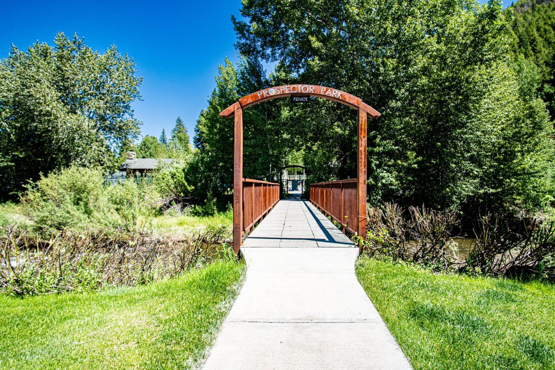 Warm Springs Condo - pool, hot tub, walk to ski lifts!