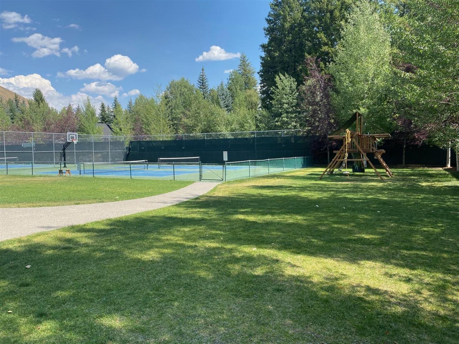 3BD Warm Springs Ski Condo - Hot Tub, Walk to Ski Lifts!