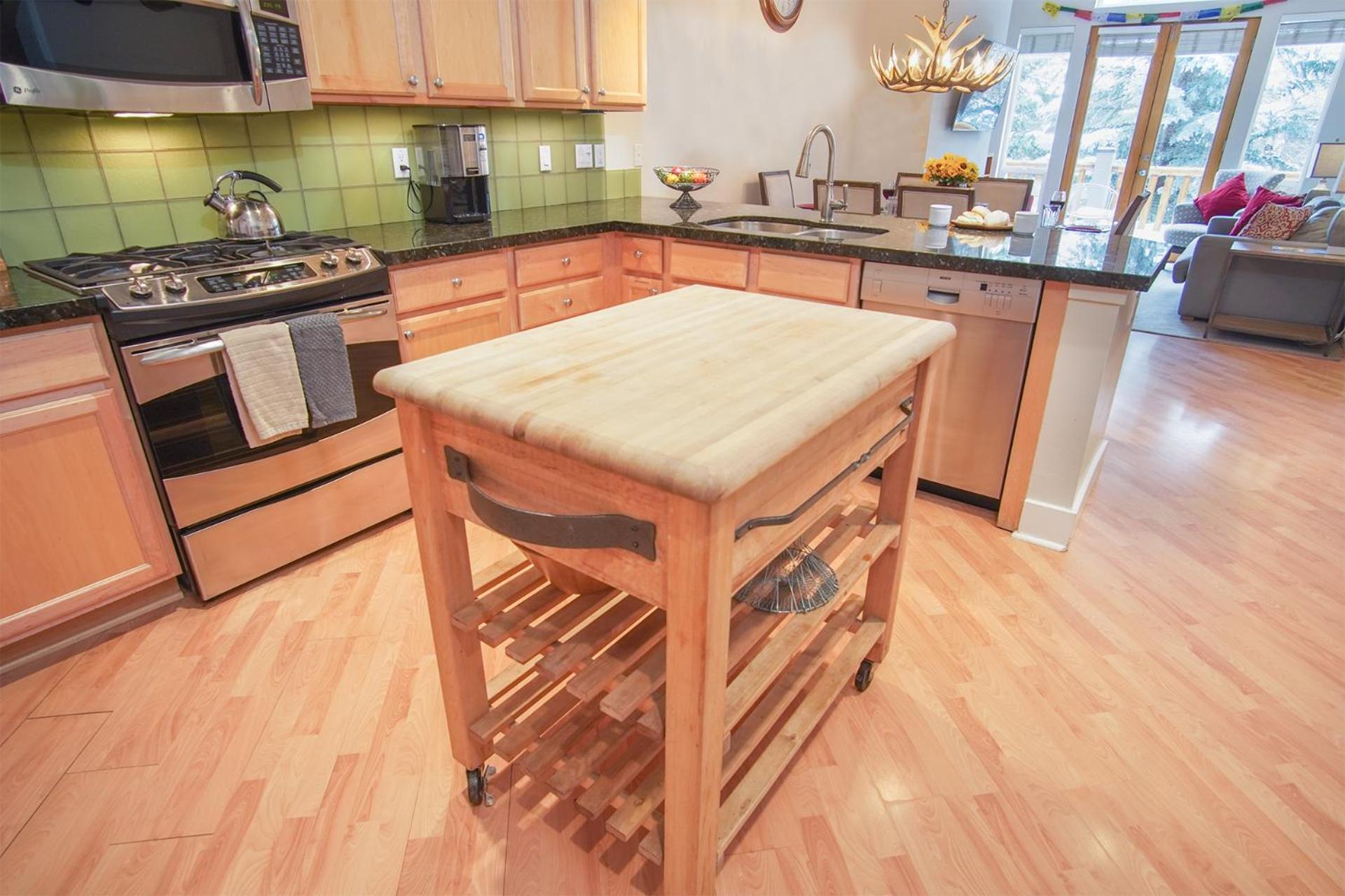 SnowStar Hideaway - Hot Tub, Gym, Walk to Ski Lift