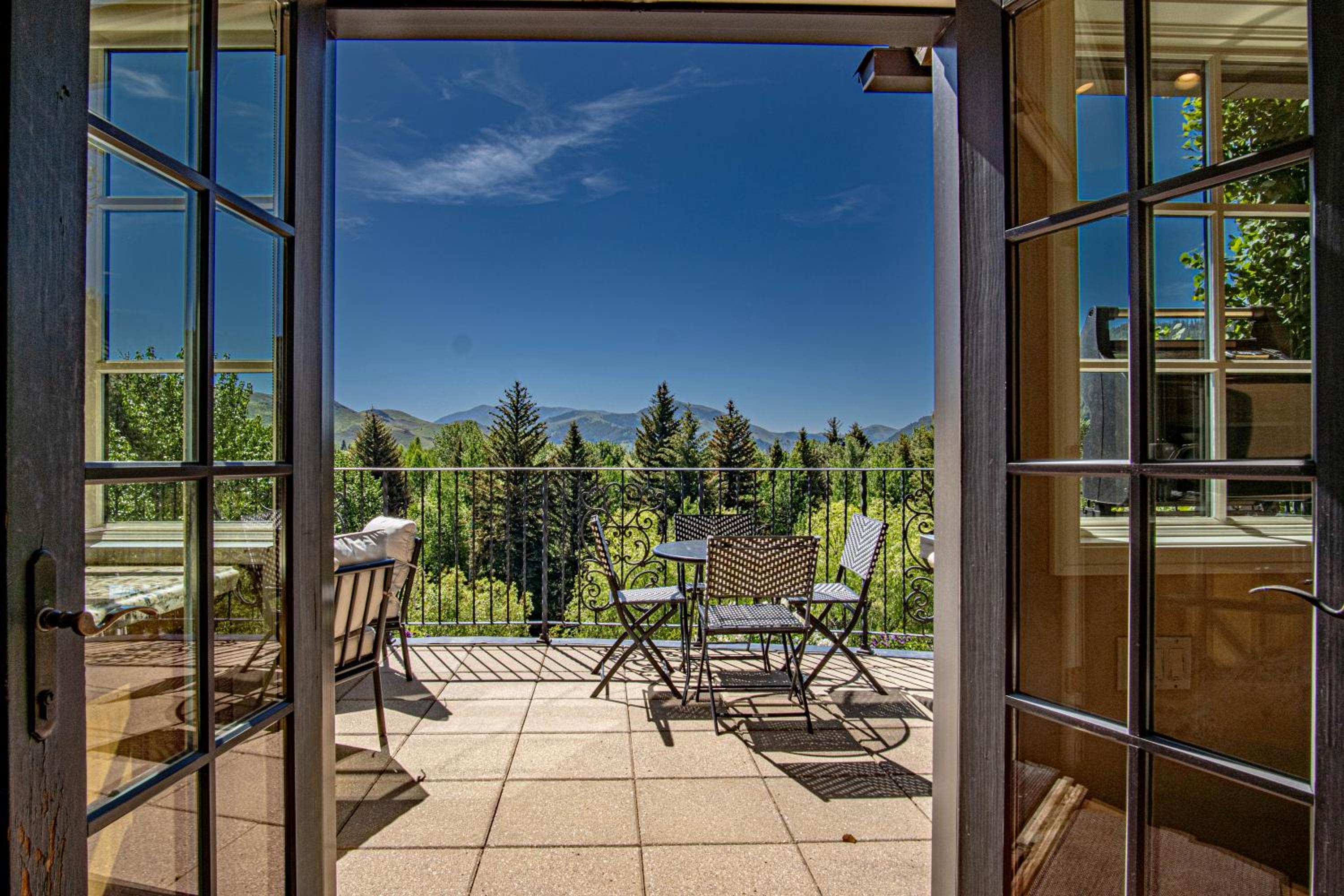 Chateau Du Soleil- Luxury Home near Ski Lifts & Downtown Ketchum!
