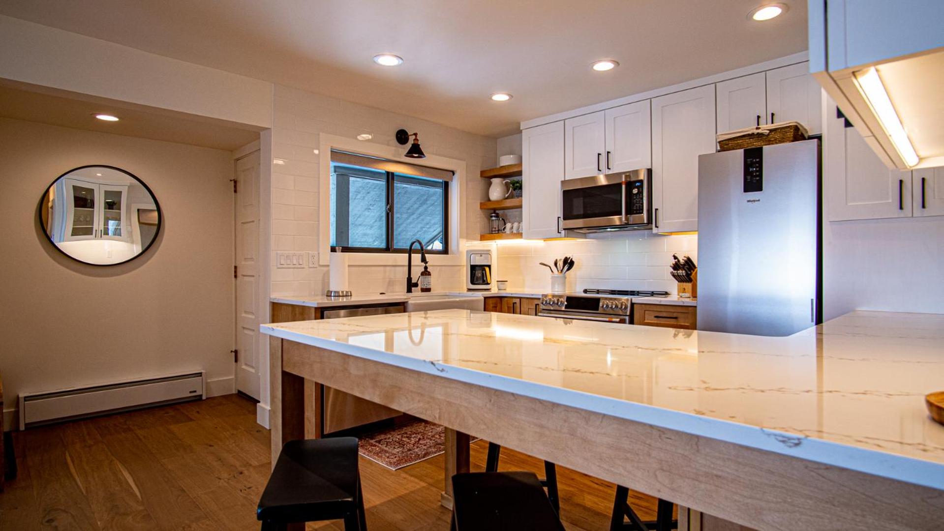 Classy, contemporary, cozy, Sun Valley con with Community & Resort Amenities