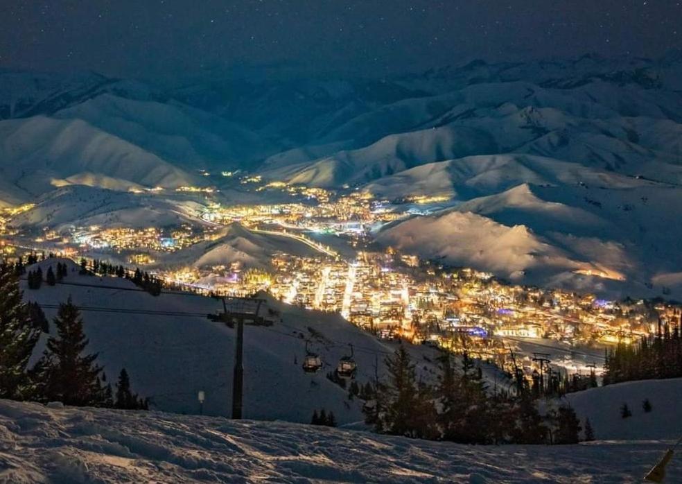 Classy, contemporary, cozy, Sun Valley con with Community & Resort Amenities