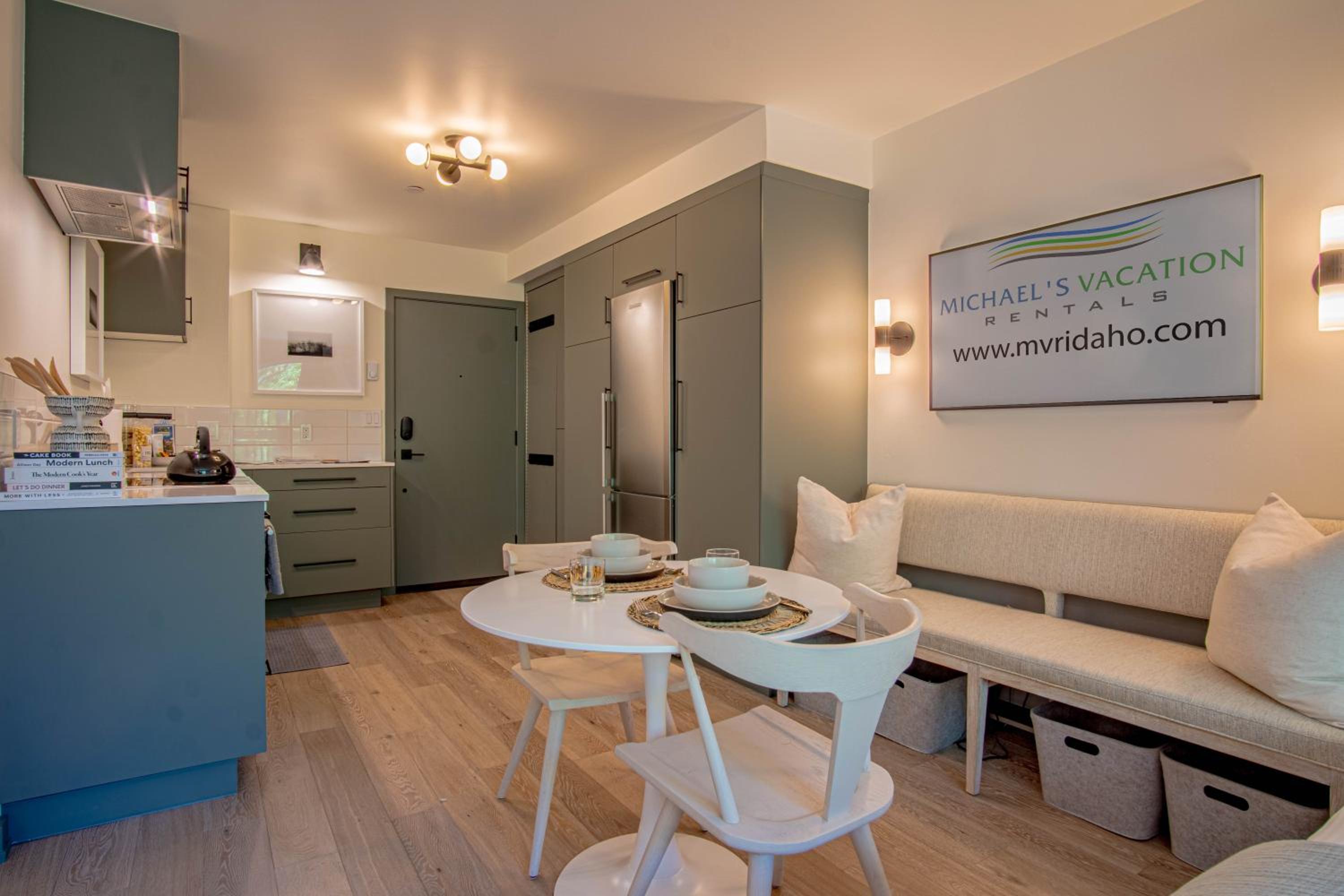 Angani Studio - Elkhorn Resort Amenities Included