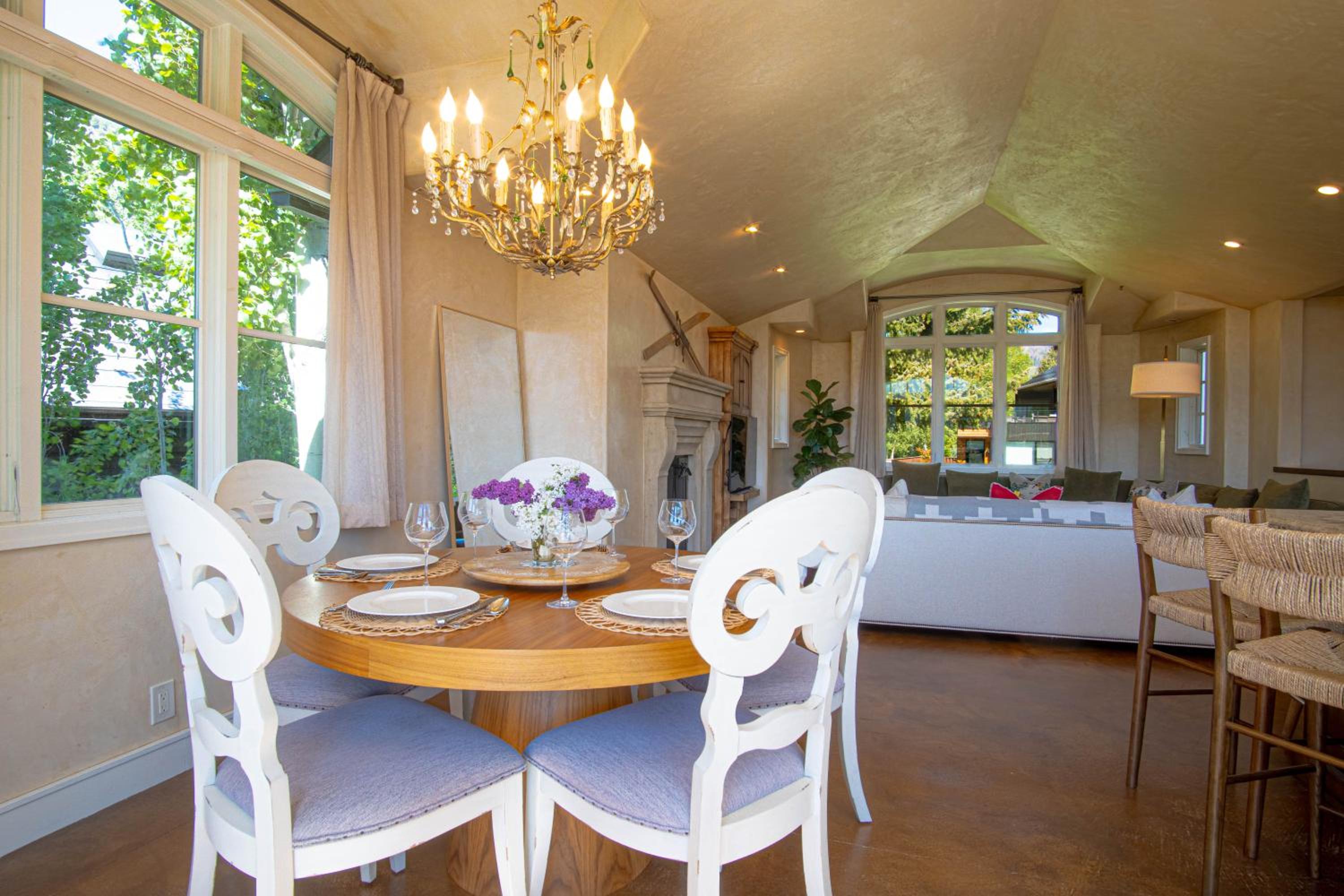 Chateau Du Soleil- Luxury Home near Ski Lifts & Downtown Ketchum!