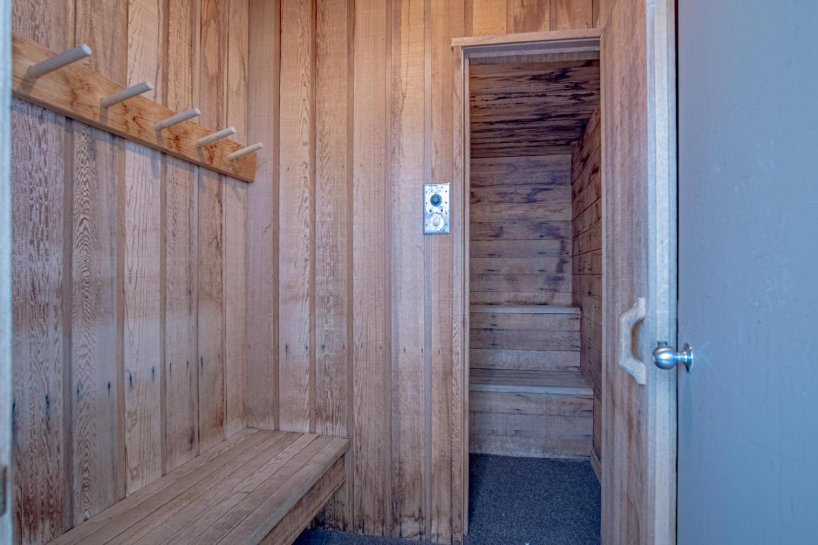 Sawtooth Ski Condo - Hot Tub + Walk to Ski Slopes!