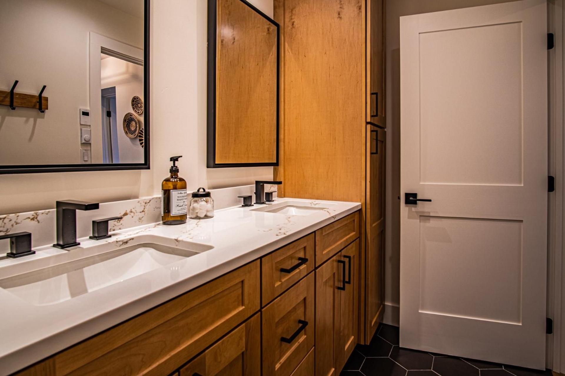 Classy, contemporary, cozy, Sun Valley con with Community & Resort Amenities