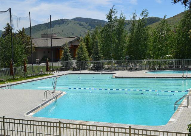Classy, contemporary, cozy, Sun Valley con with Community & Resort Amenities