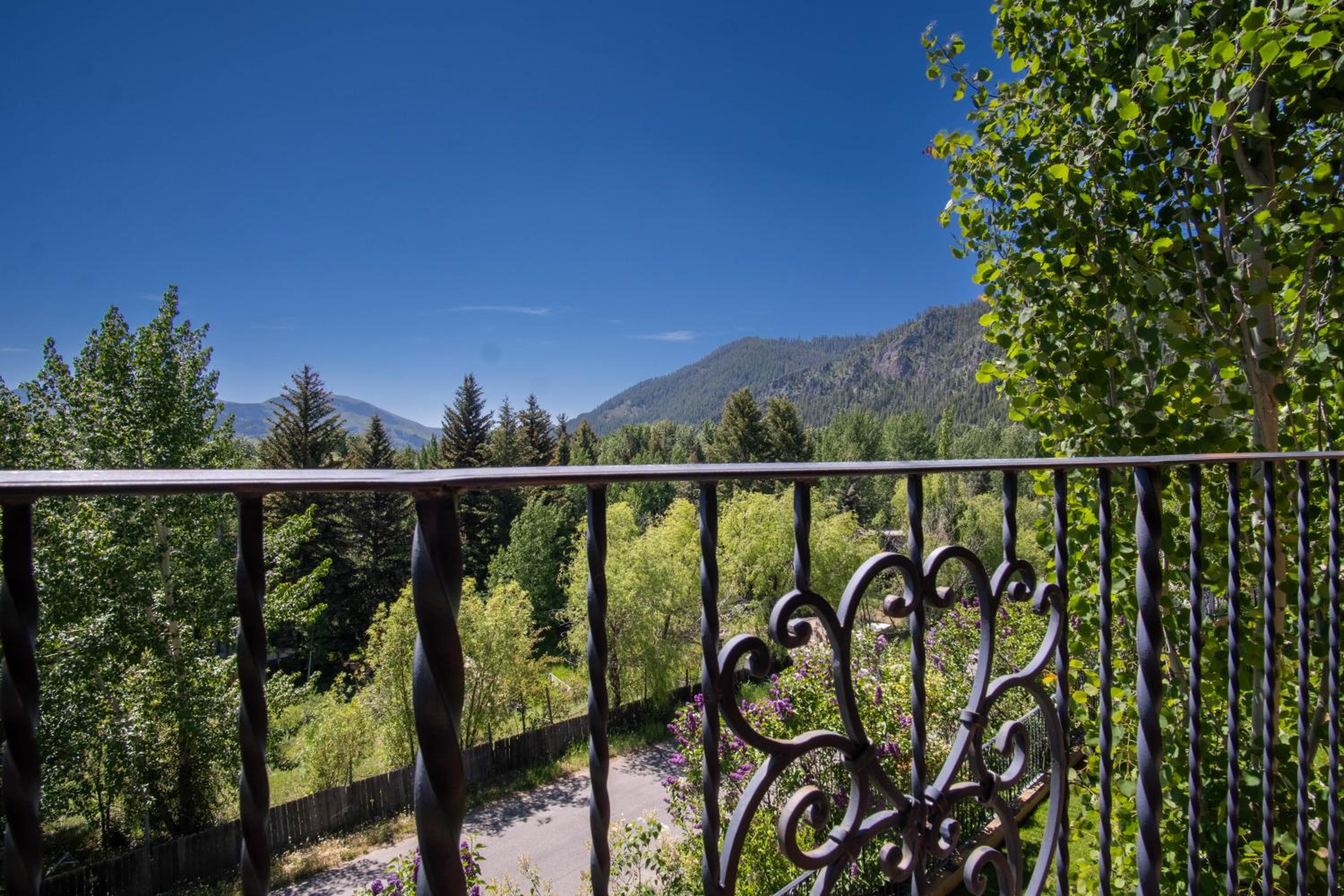 Chateau Du Soleil- Luxury Home near Ski Lifts & Downtown Ketchum!