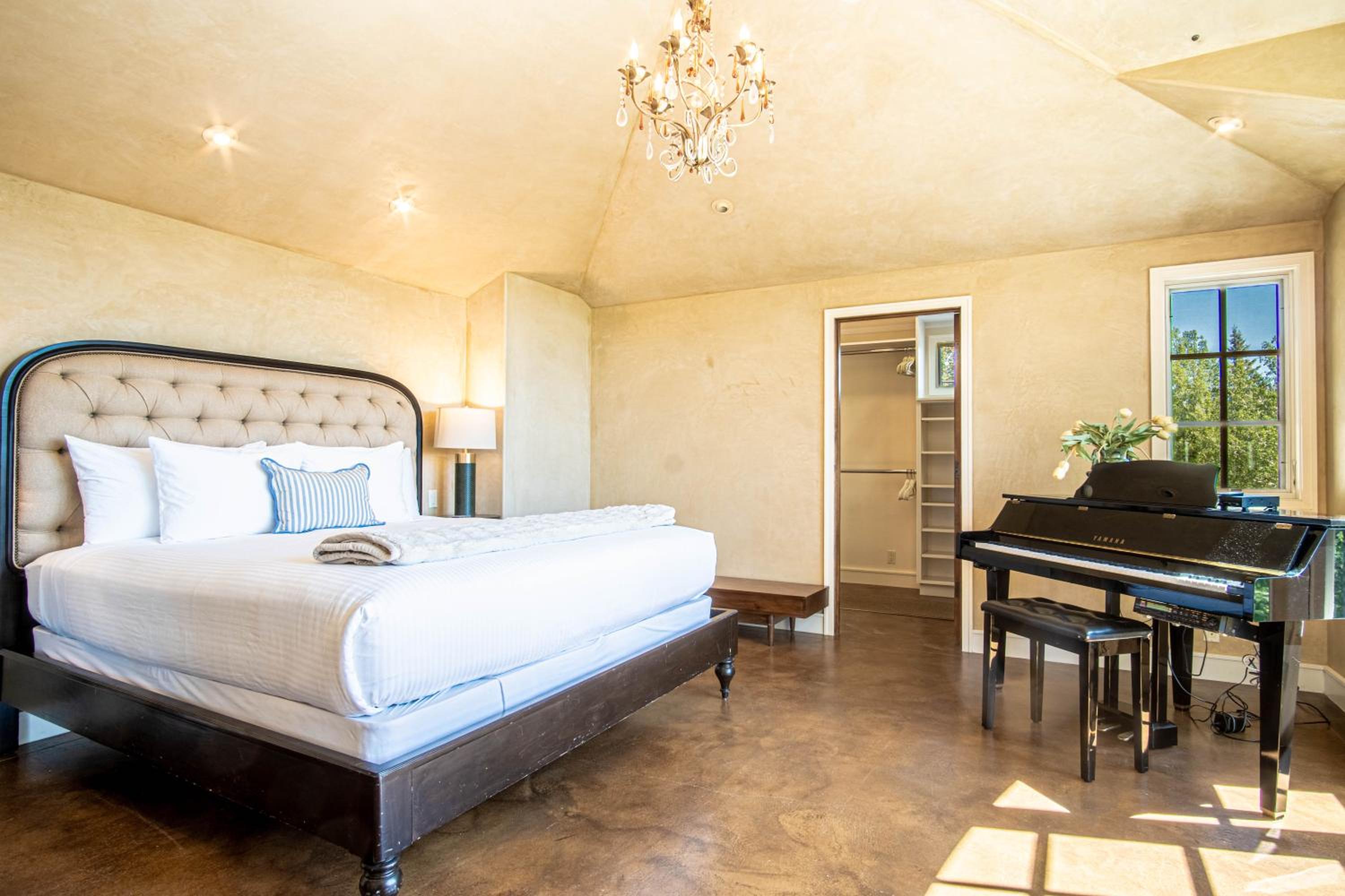 Chateau Du Soleil- Luxury Home near Ski Lifts & Downtown Ketchum!