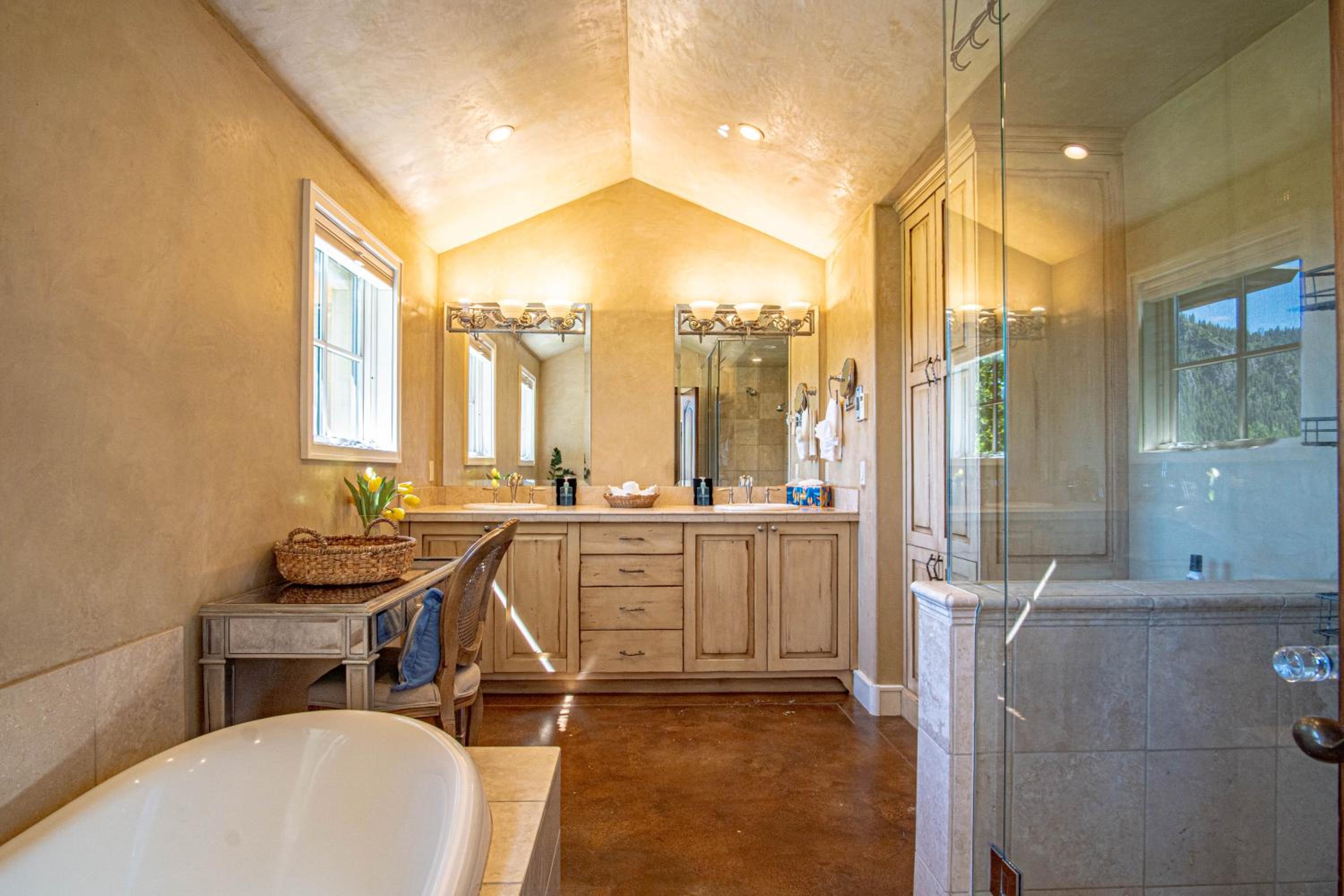 Chateau Du Soleil- Luxury Home near Ski Lifts & Downtown Ketchum!