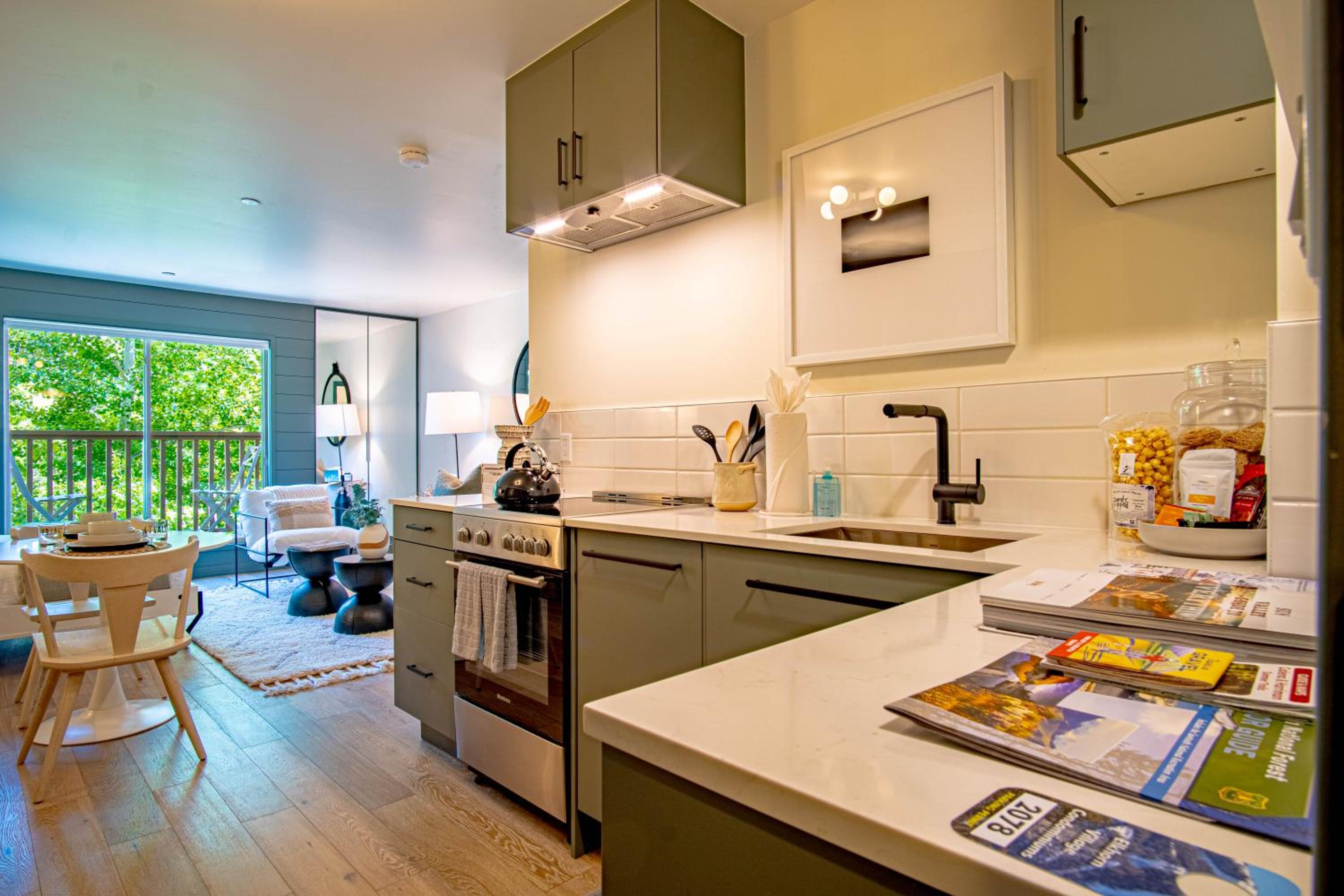 Angani Studio - Elkhorn Resort Amenities Included