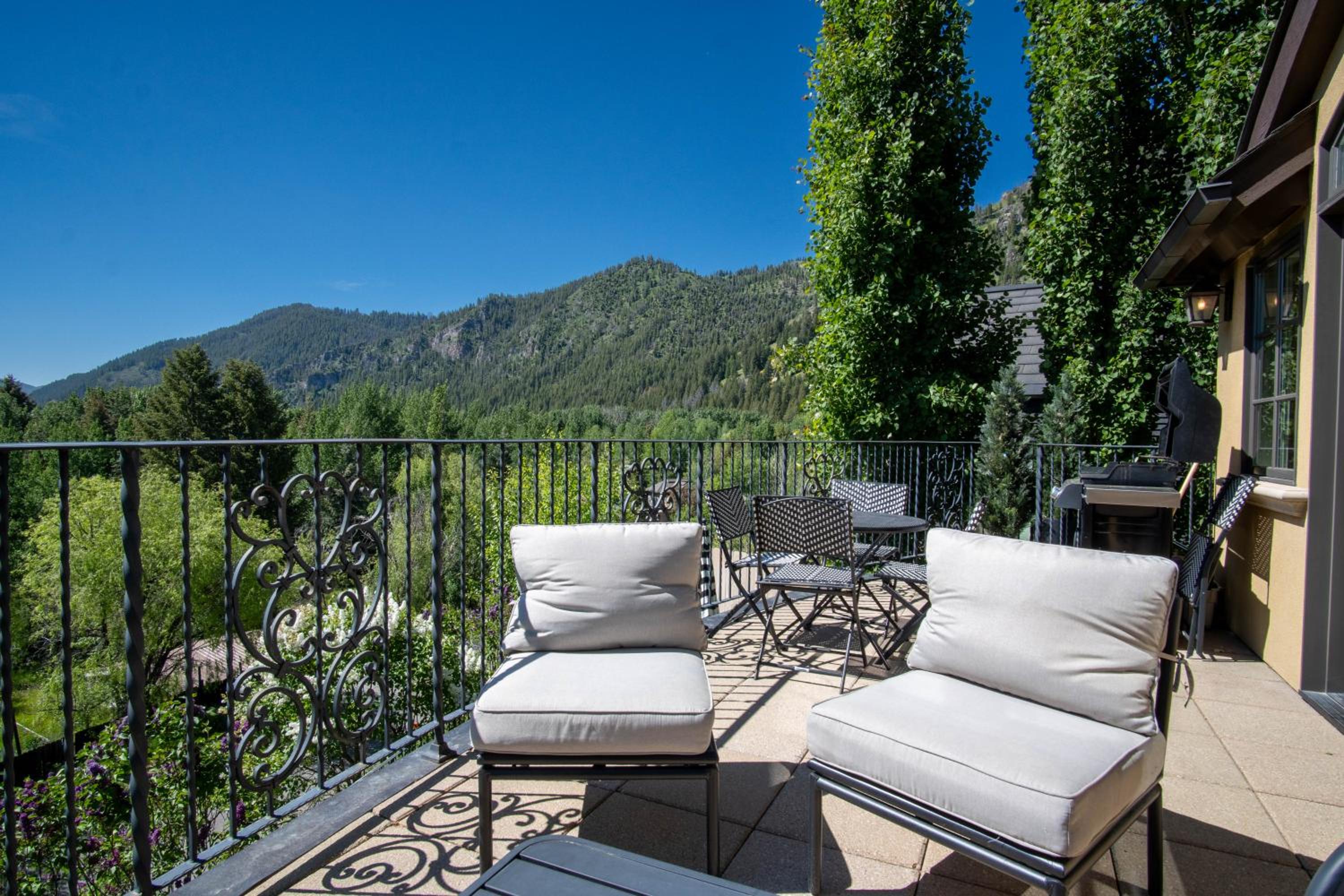 Chateau Du Soleil- Luxury Home near Ski Lifts & Downtown Ketchum!