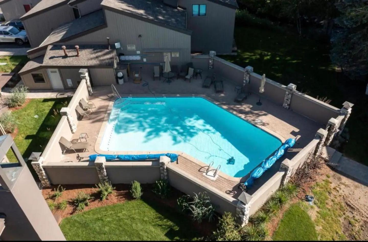 Ski-in/Ski-out to Baldy + Outdoor Pool