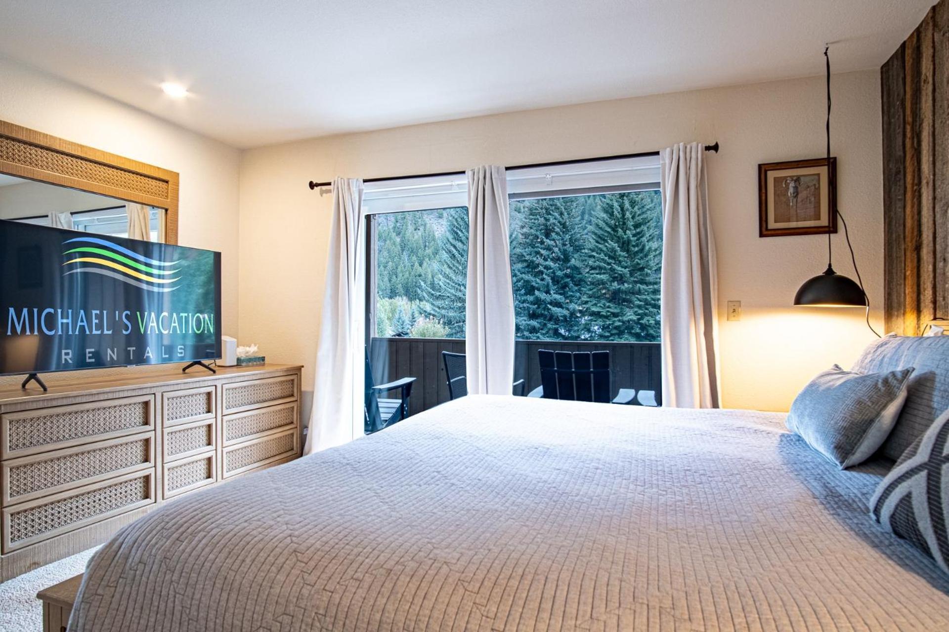 Sawtooth Ski Condo - Hot Tub + Walk to Ski Slopes!