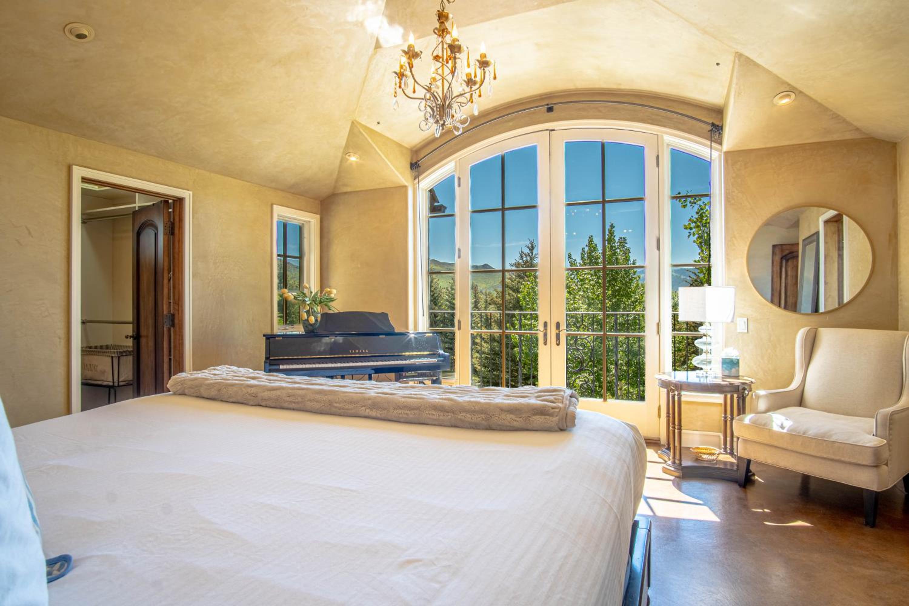 Chateau Du Soleil- Luxury Home near Ski Lifts & Downtown Ketchum!