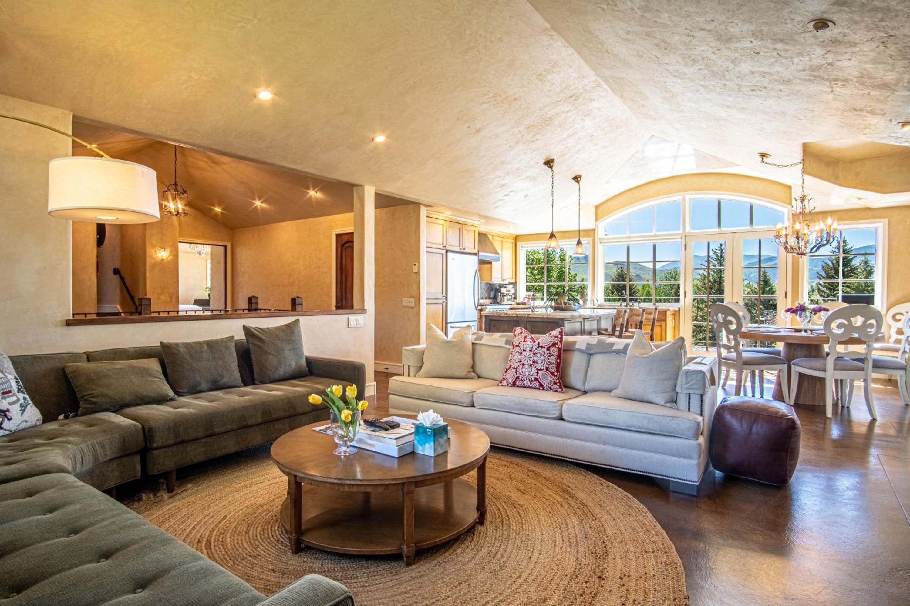 Chateau Du Soleil- Luxury Home near Ski Lifts & Downtown Ketchum!