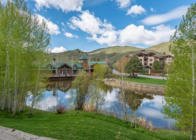 3BD-3BA Ski Chalet - Views + Resort Amenities!