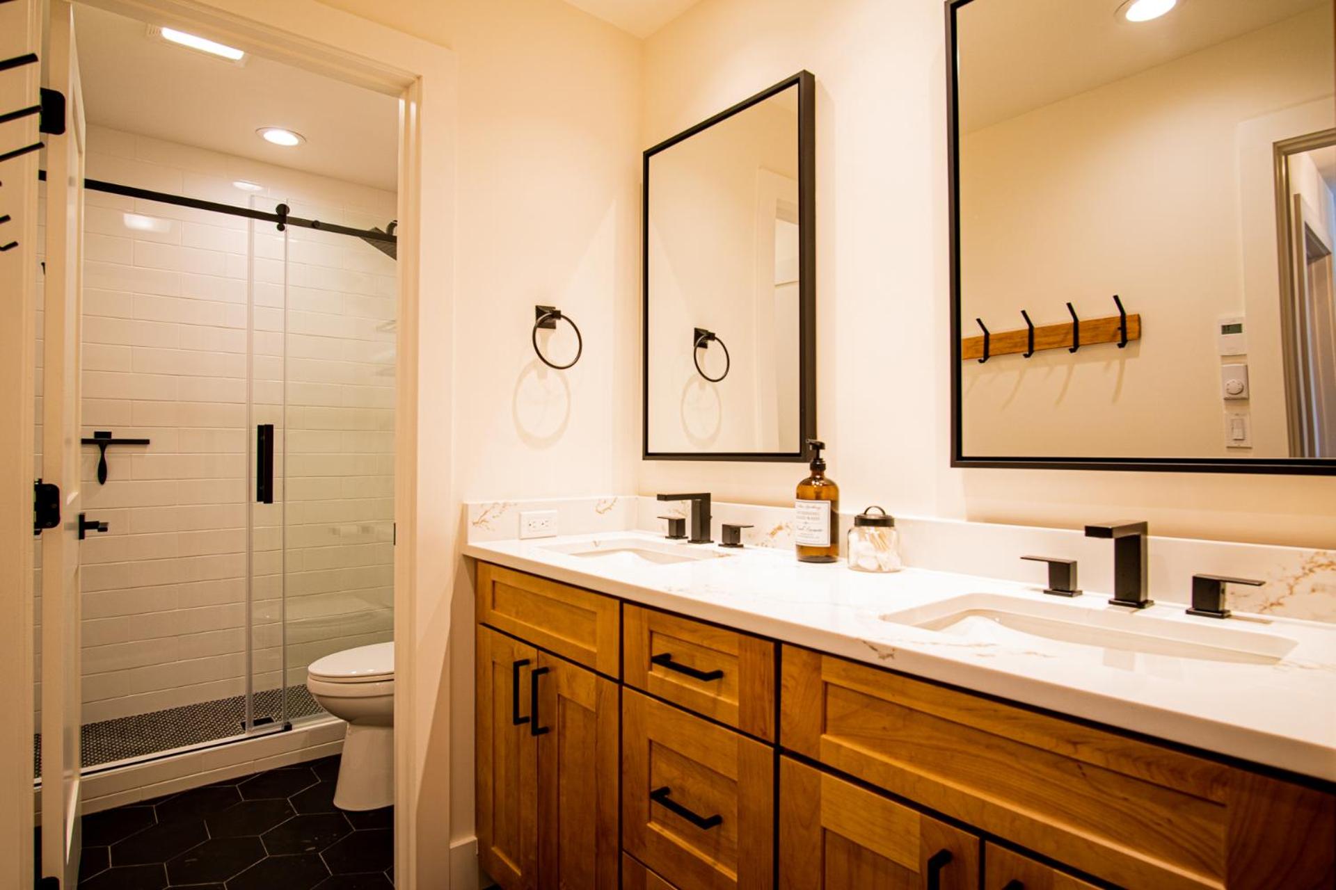 Classy, contemporary, cozy, Sun Valley con with Community & Resort Amenities
