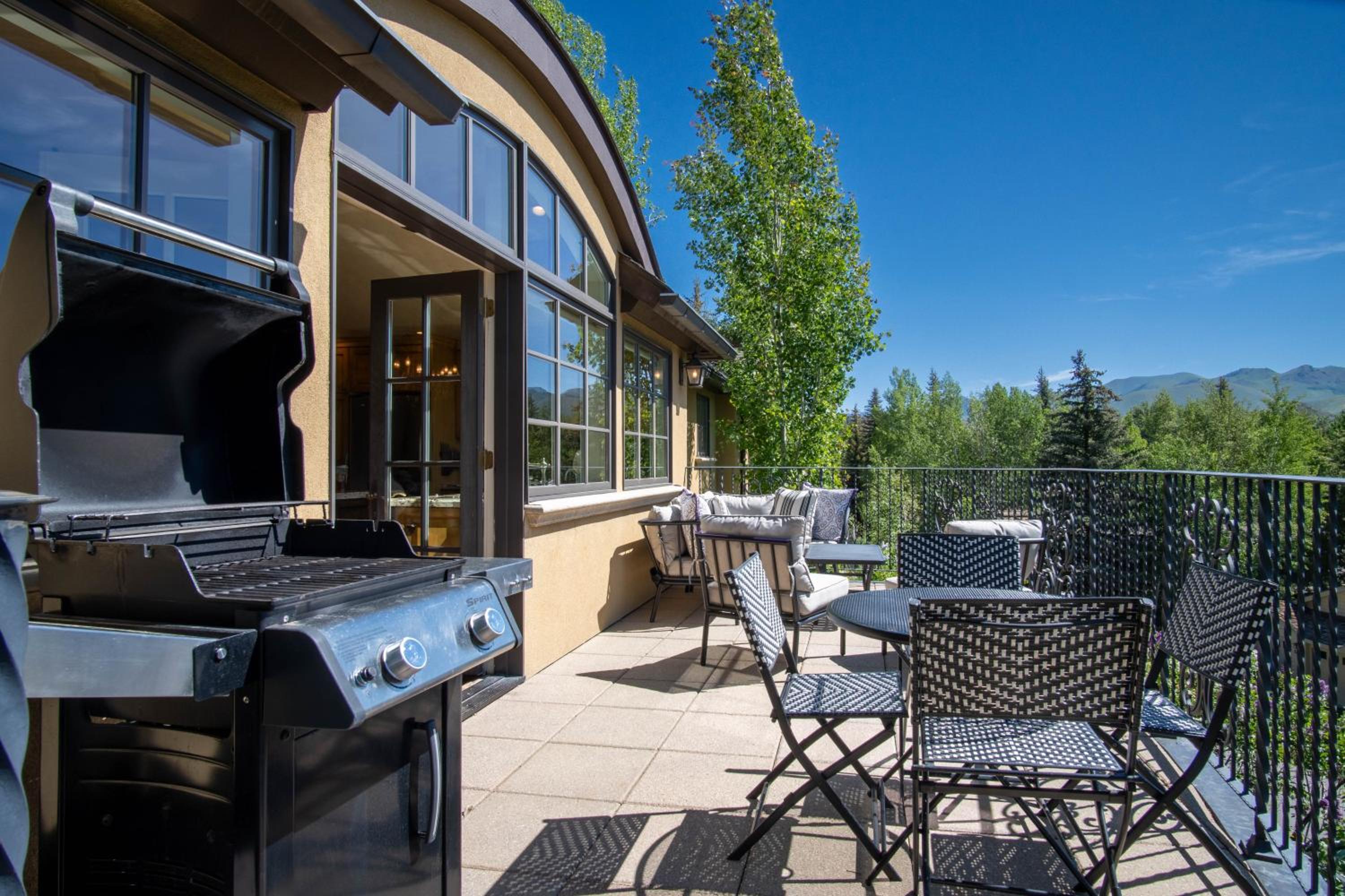 Chateau Du Soleil- Luxury Home near Ski Lifts & Downtown Ketchum!