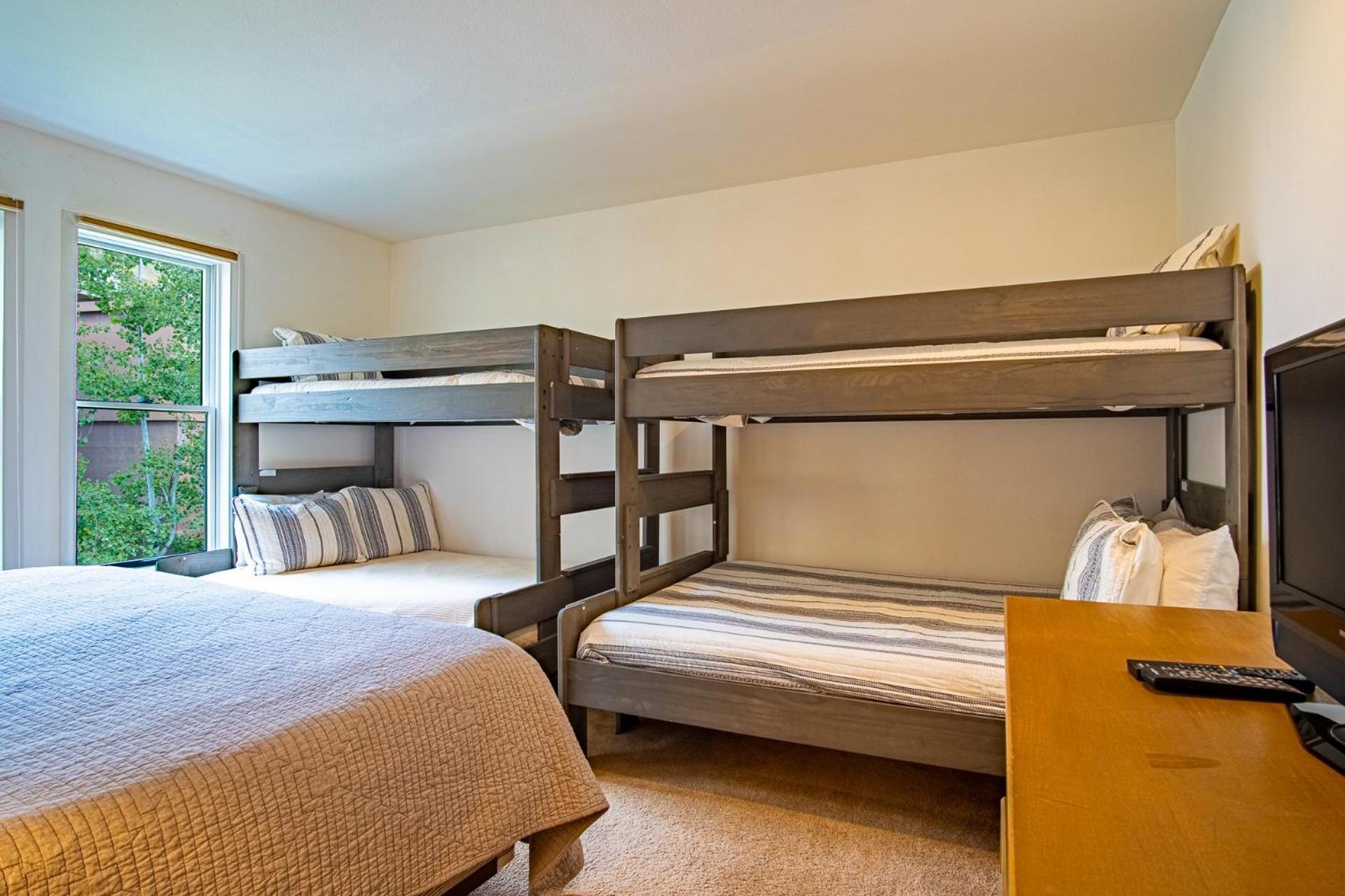 Sawtooth Ski Condo - Hot Tub + Walk to Ski Slopes!