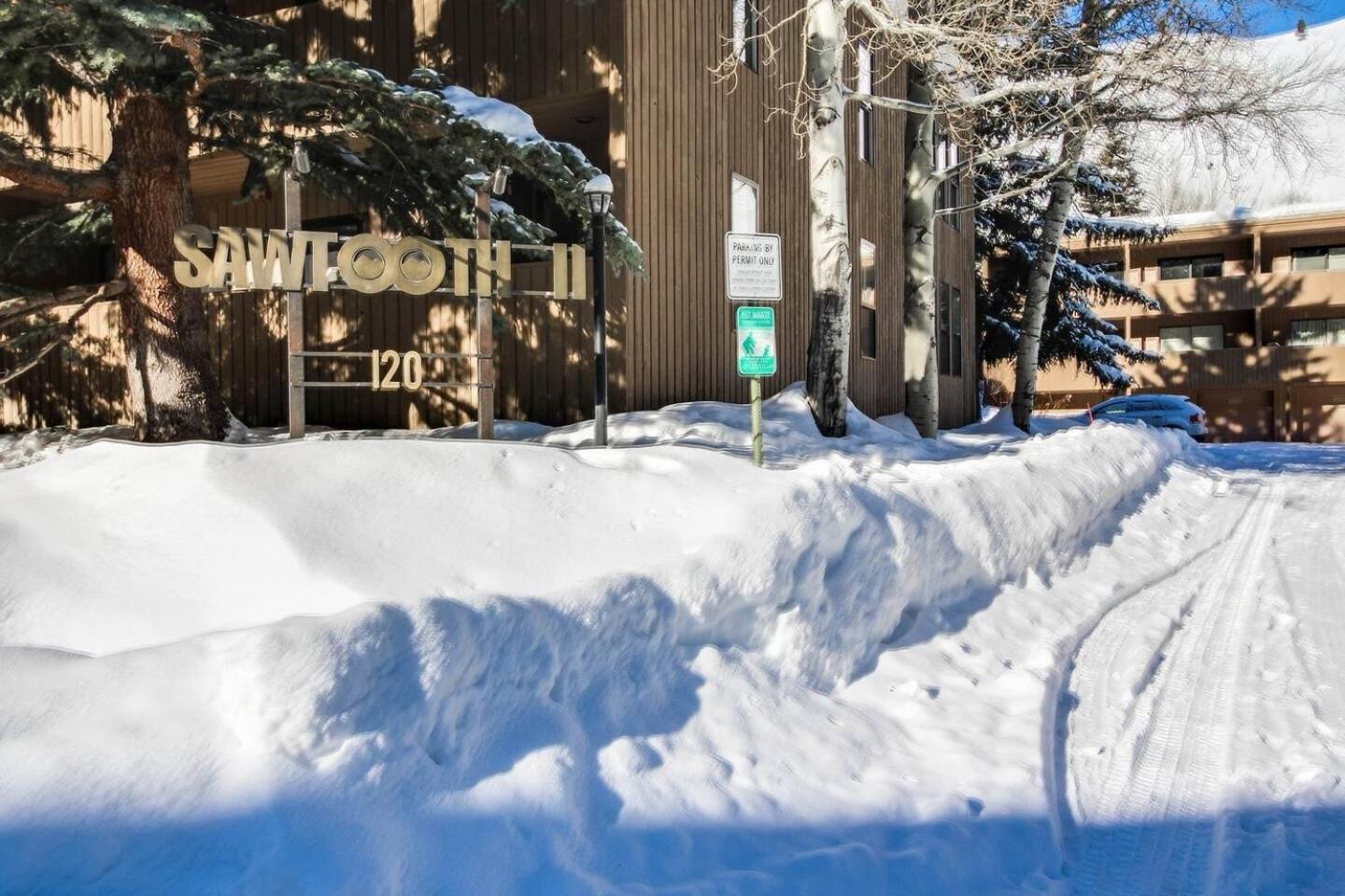 Sawtooth Ski Condo - Hot Tub + Walk to Ski Slopes!