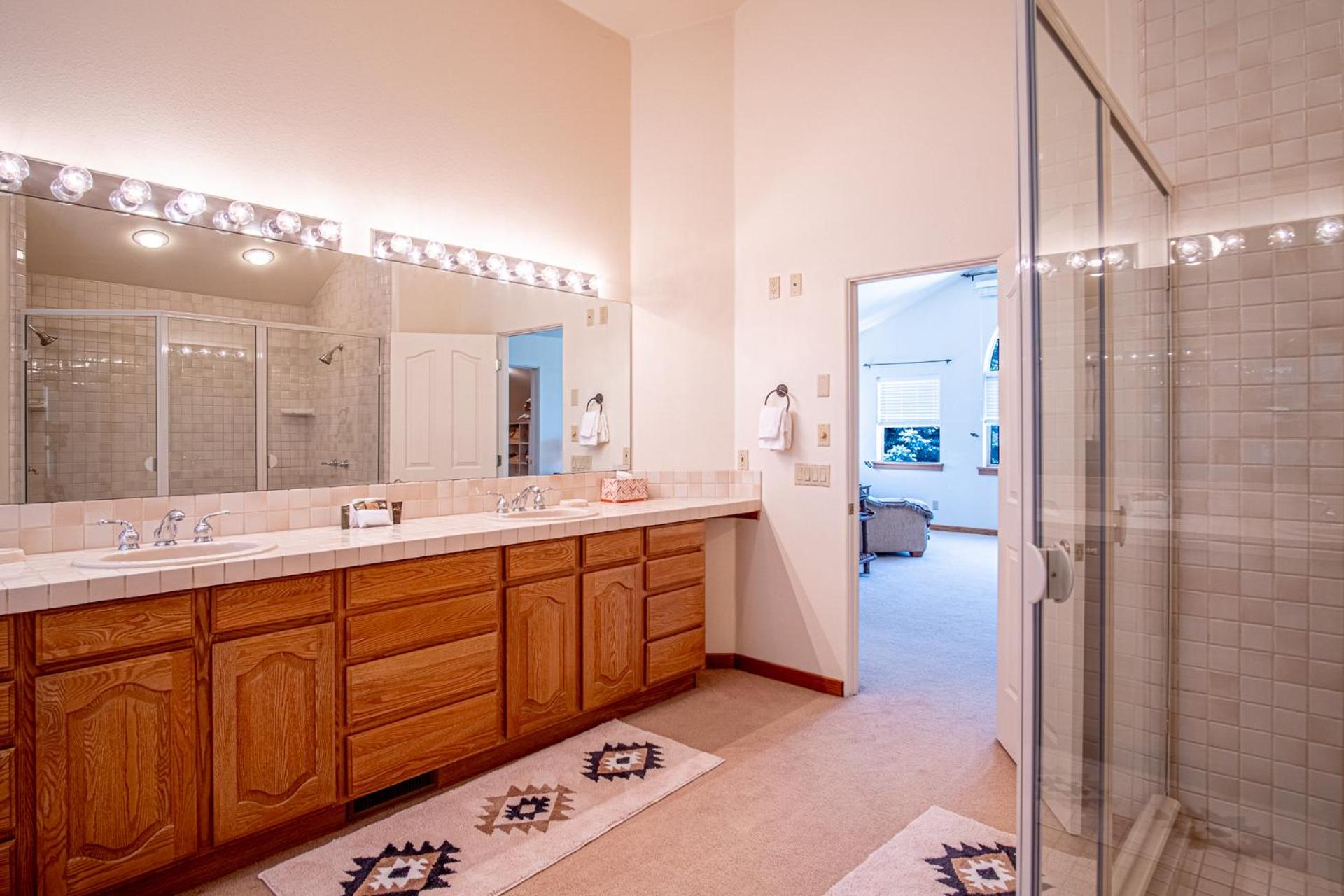 Sunflower Lane - 4BD Sun Valley Retreat + Resort Amenities