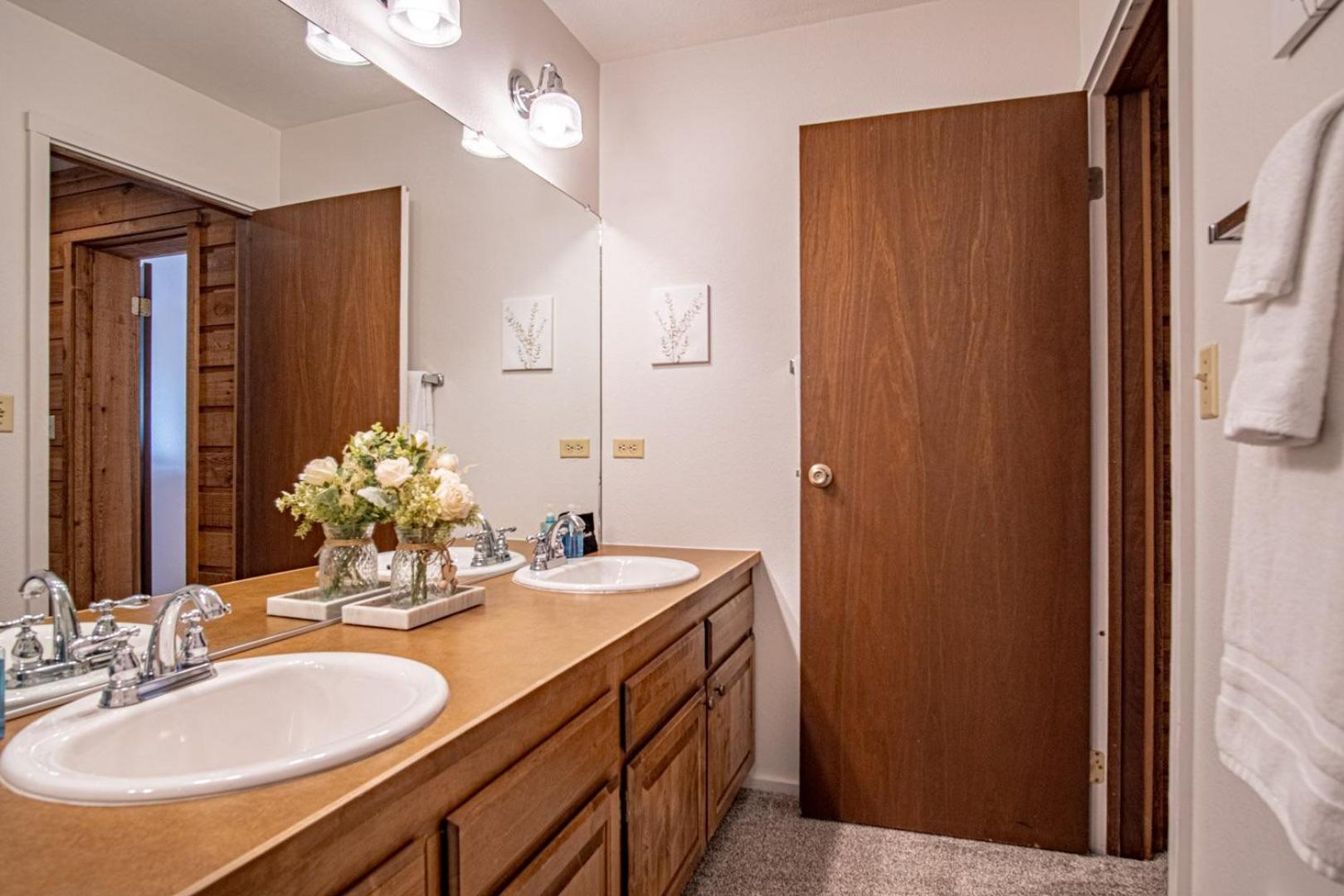 Elkhorn Bluff Condo + Complex & Resort Amenities
